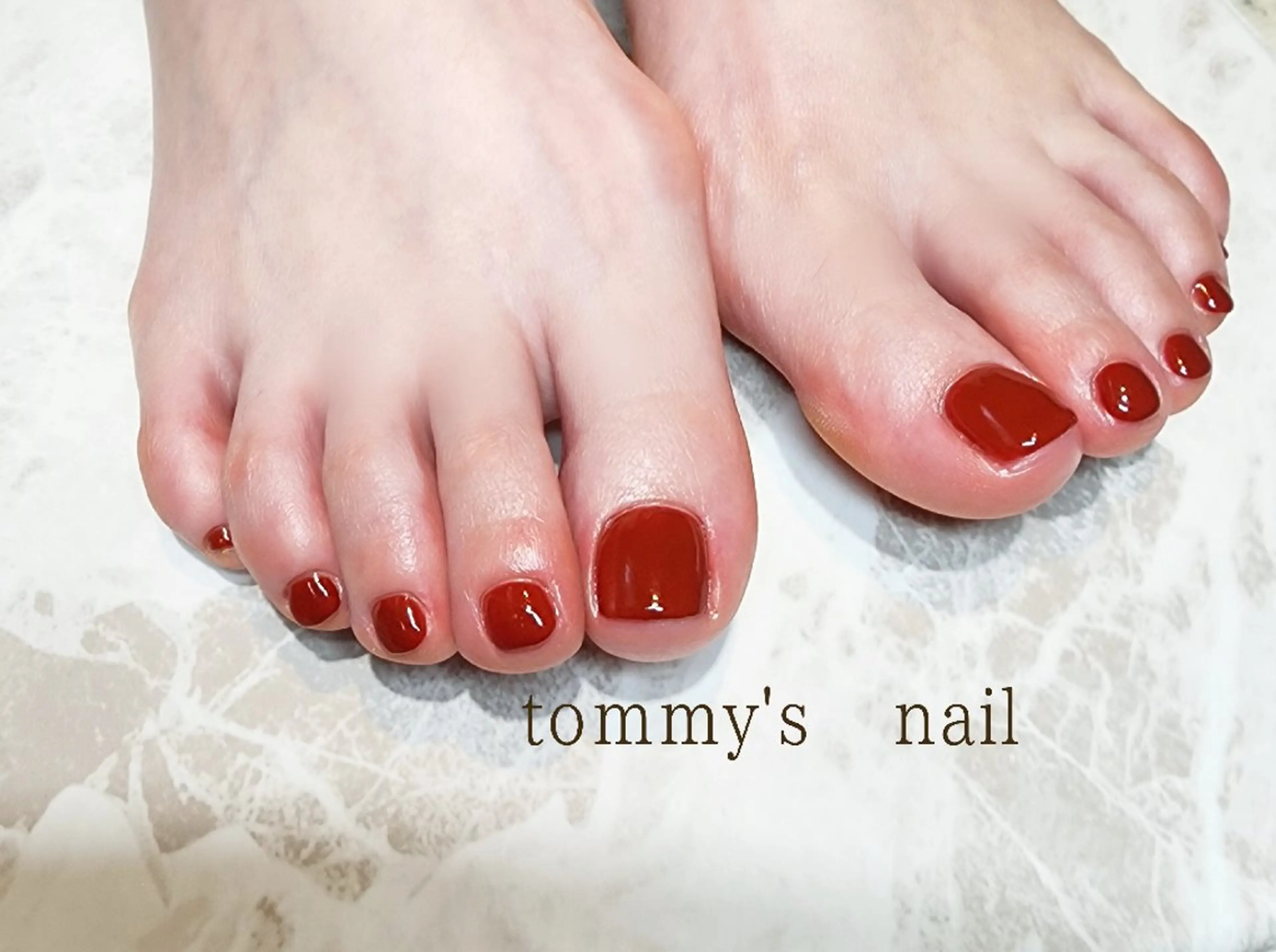 ネイル フットネイル ジェルネイル ミラーネイル ワンカラーネイル 赤色 tommy's nail所属・福岡/若よもぎ蒸し 全身美容が叶うサロンのネイルデザイン