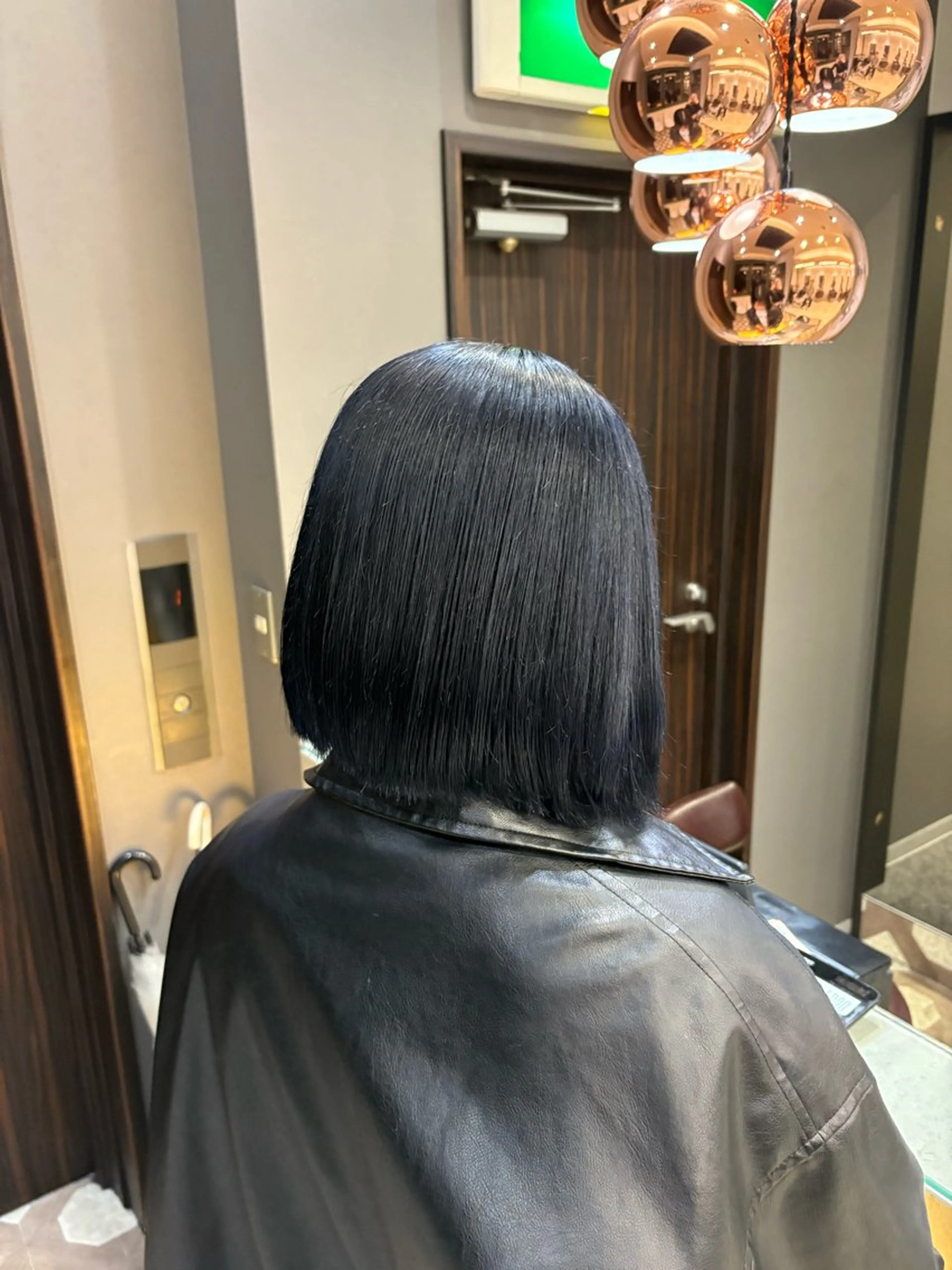 ミディアム カラー noa 寒色系カラーブリーチのヘアスタイル