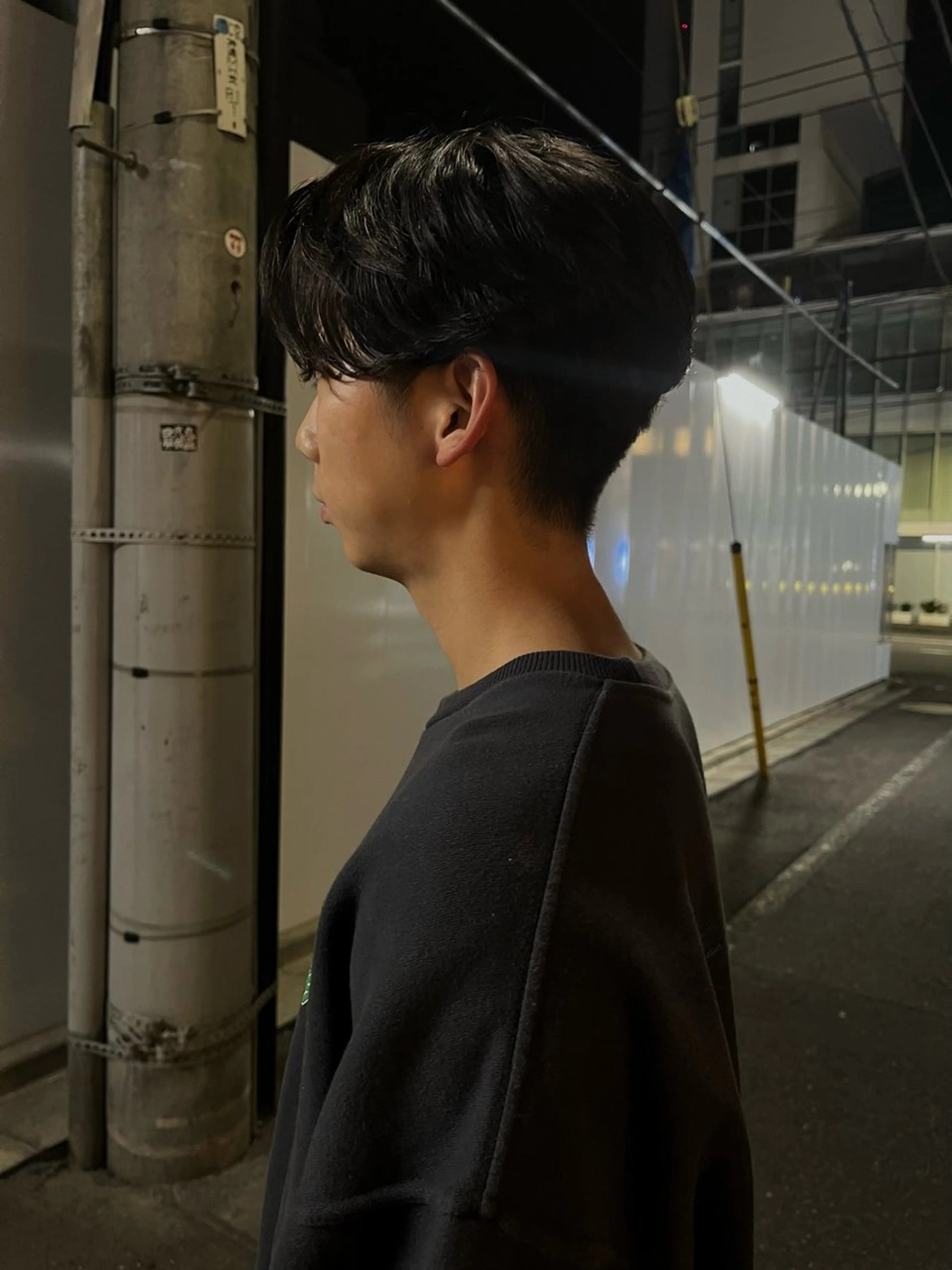 ショート パーマ メンズ 曲がる縮毛矯正 センターパートのヘアスタイル