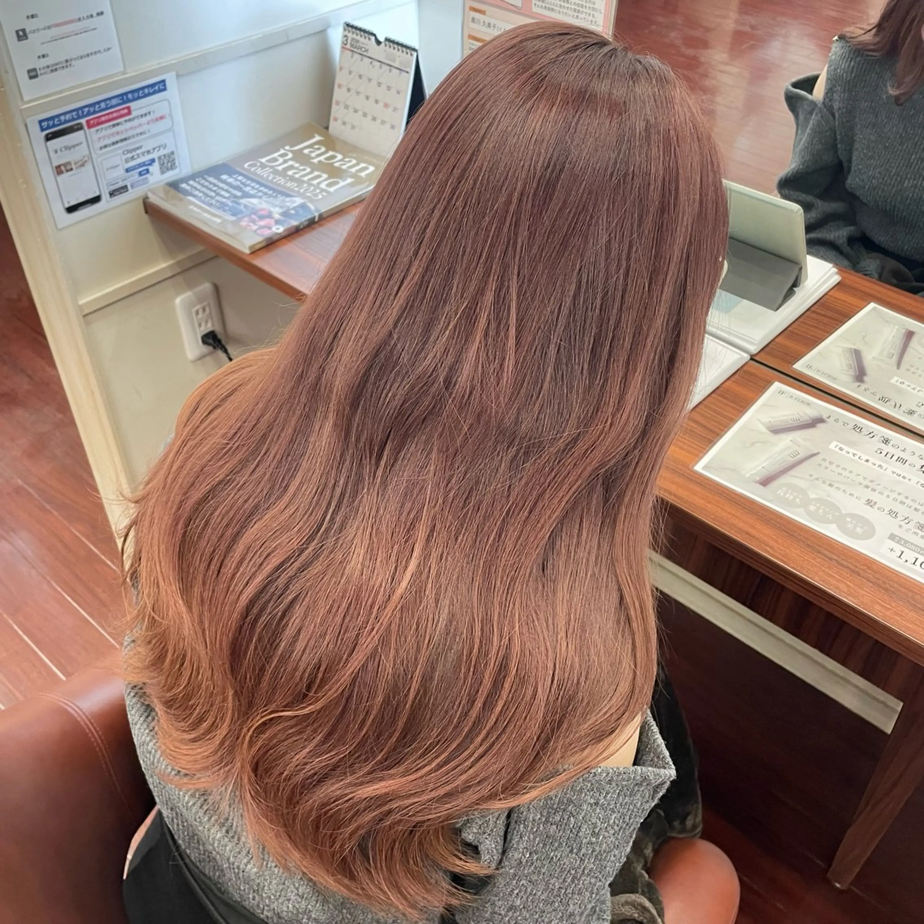 ロング ピンクブラウン ヘアカラー スダ ユキナ 髪質改善水素カラーのヘアスタイル