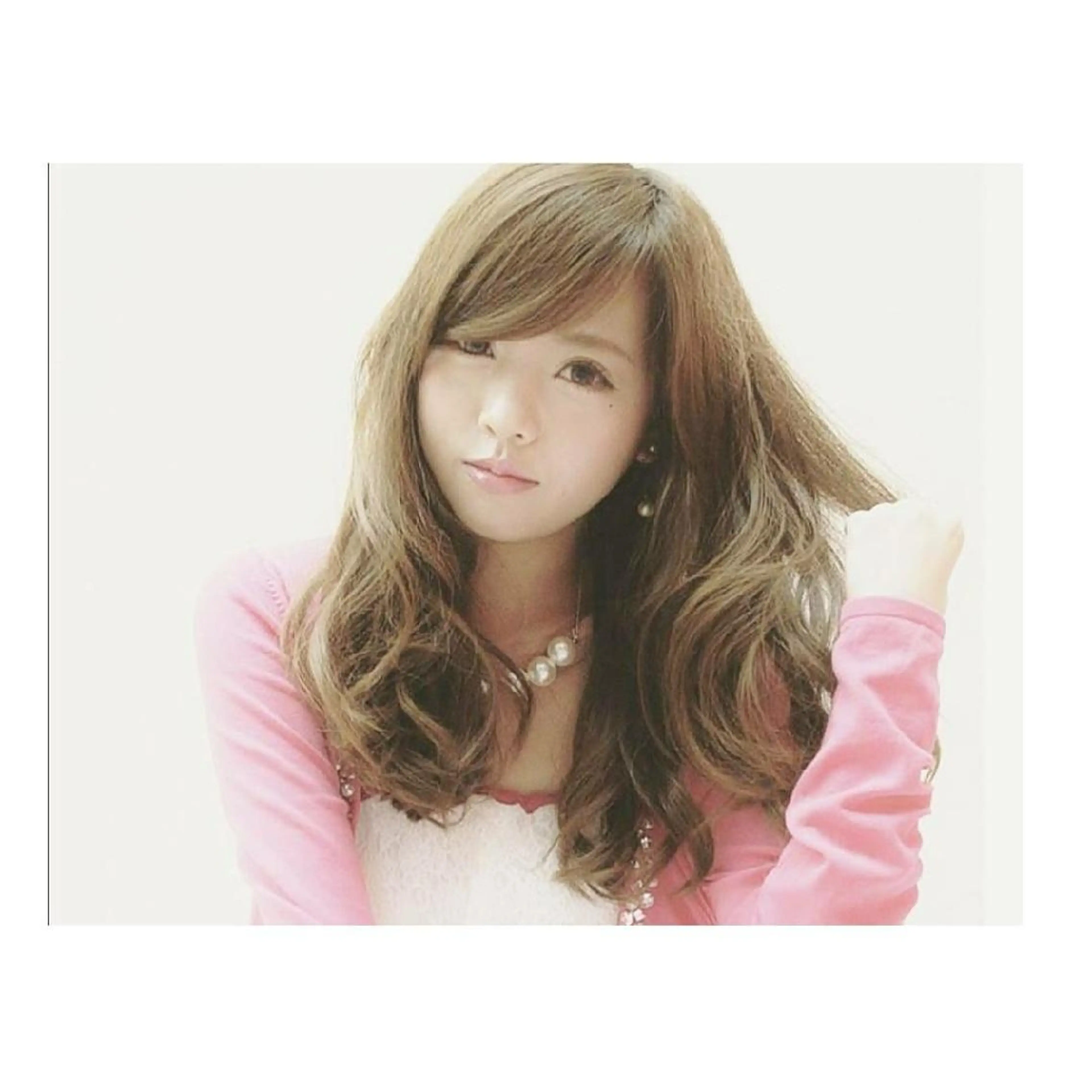 ロング カラー アッシュ ベージュカラー Luana 矢場町のヘアスタイル