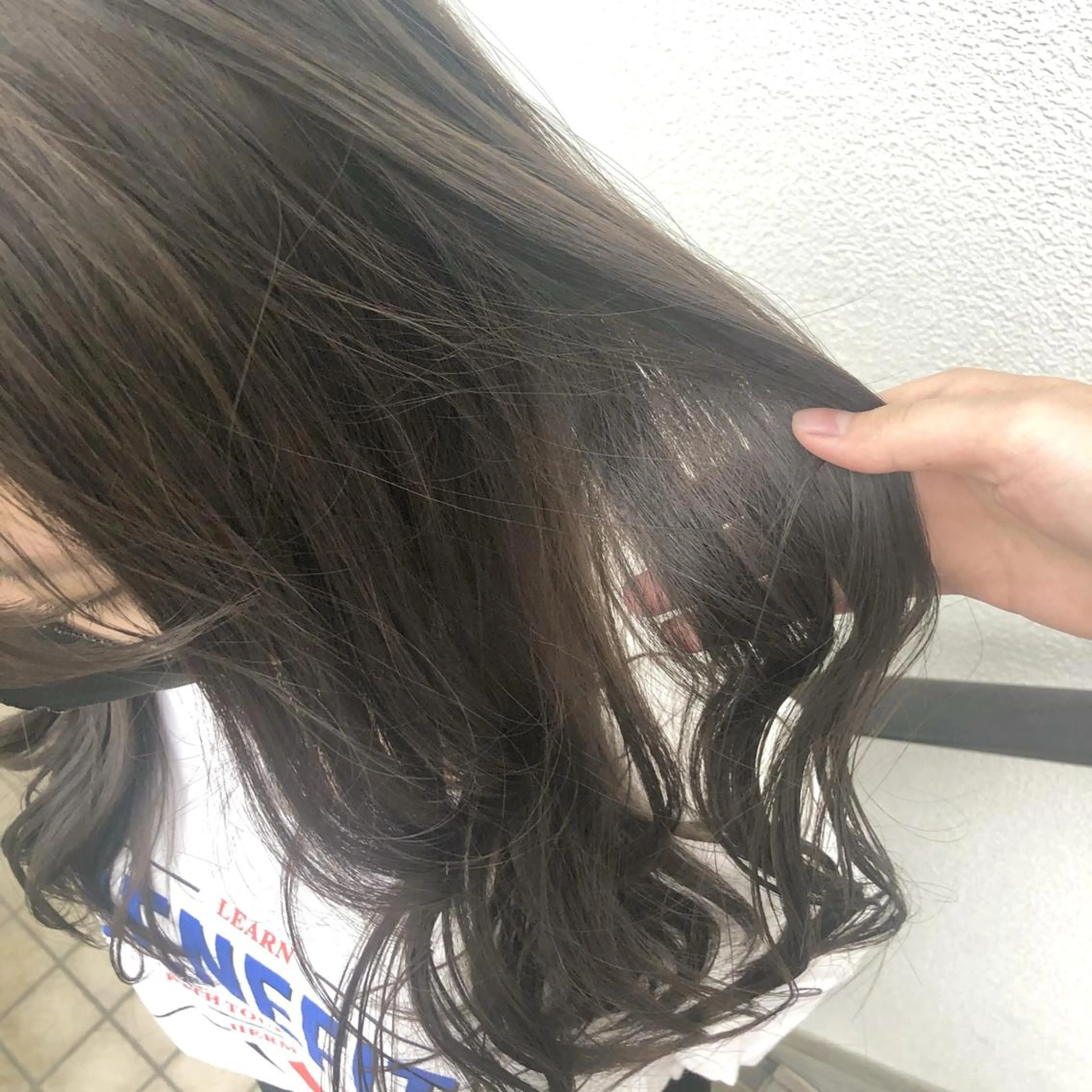 ロング カラー グレージュ カーキグレージュ beauty: beast 大名店のヘアスタイル