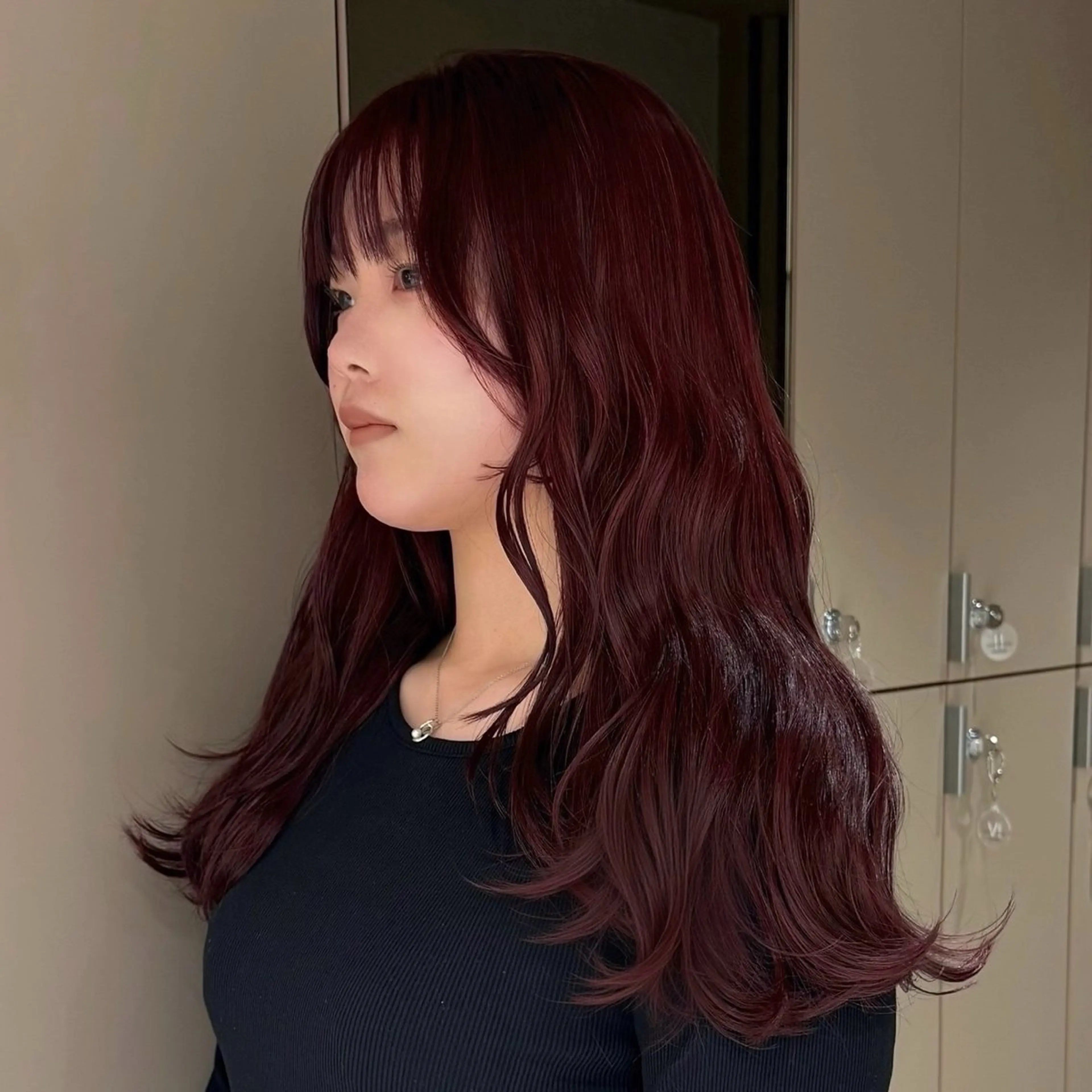 ロング カラー ブリーチ ボルドーカラー ブリーチなしカラー カット ヘアカラー トリートメント Akari暖色カラー /レイヤーカットのヘアスタイル