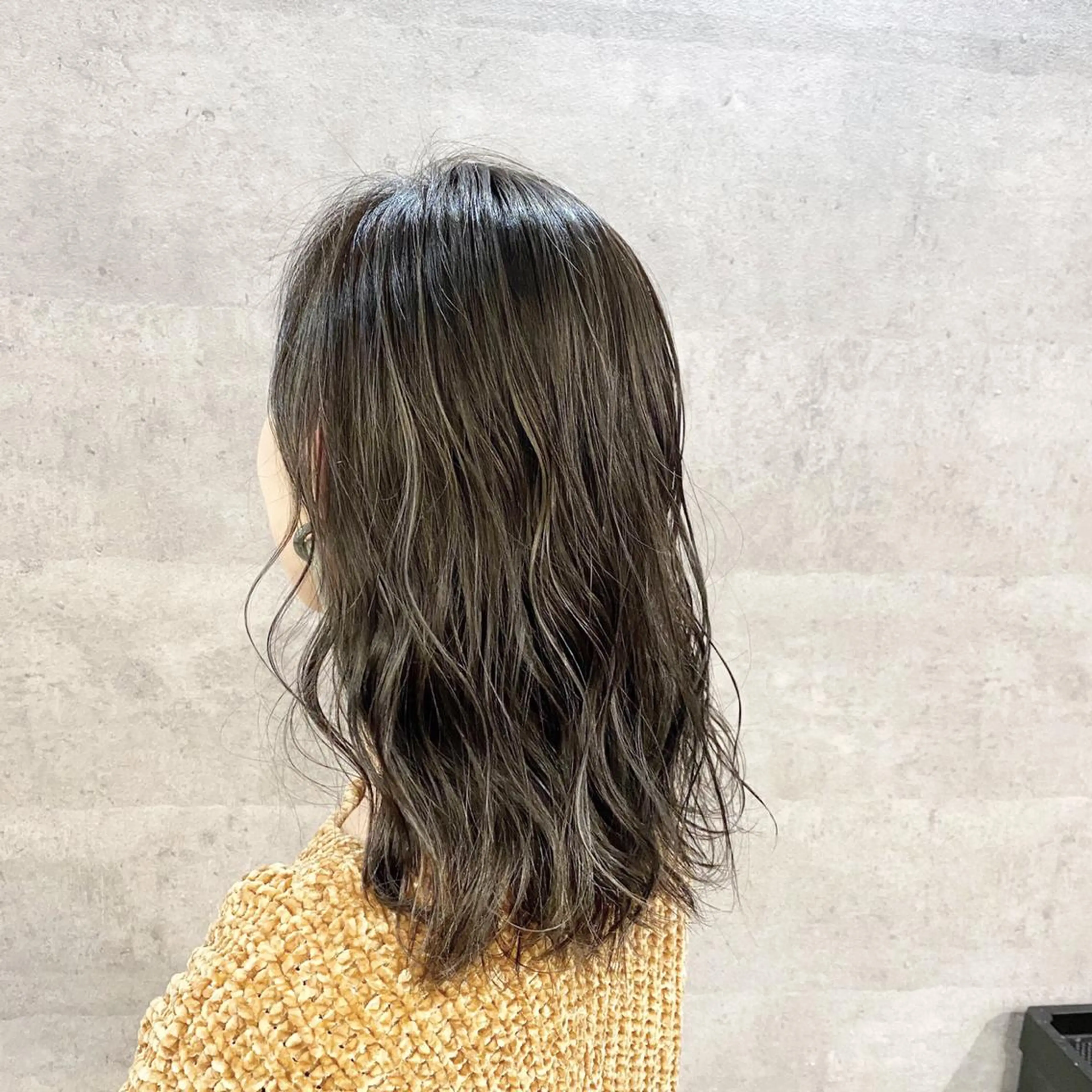 セミロング カラー ハイライトカラー ハイライト 髪質改善で 憧れの潤艶美髪にのヘアスタイル