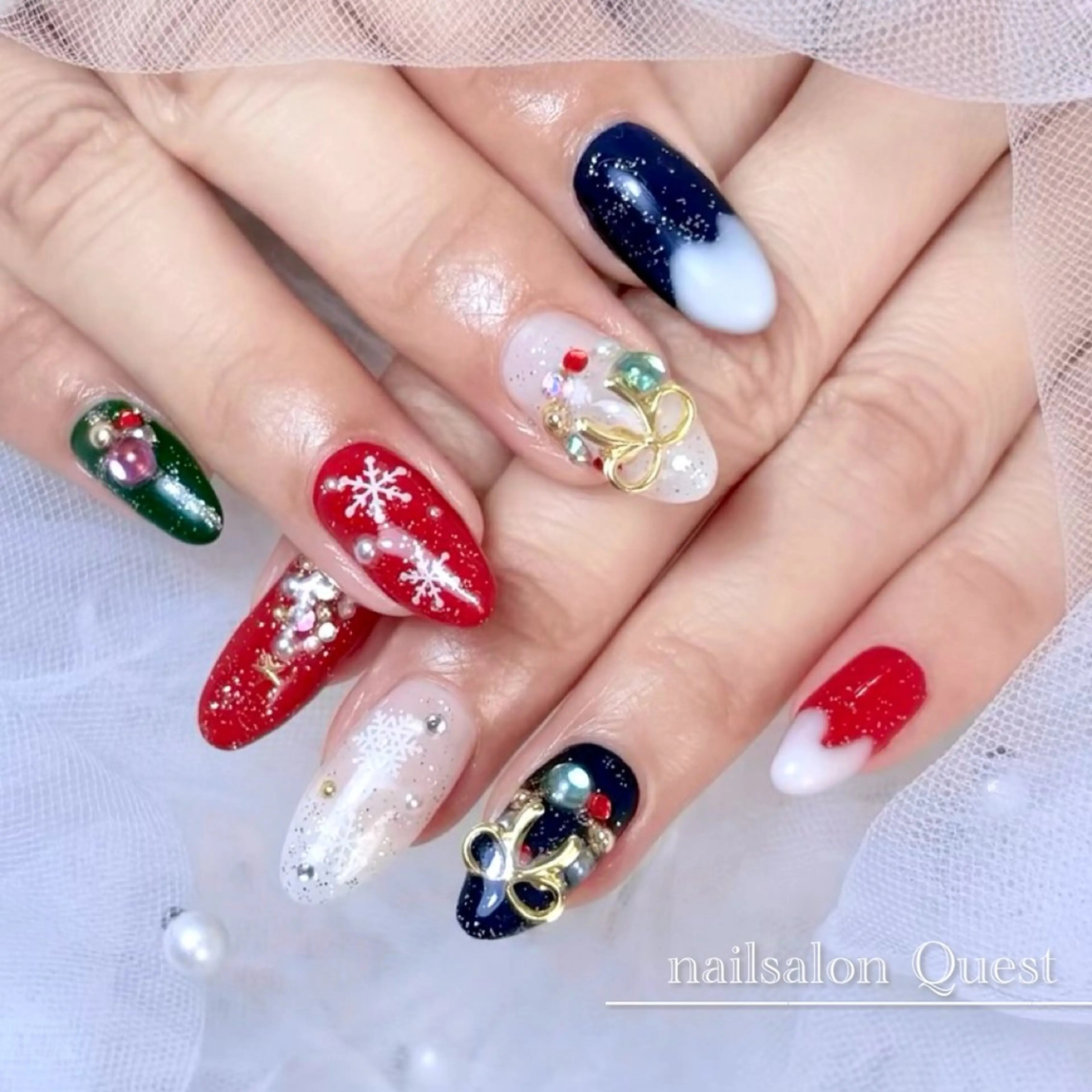 ネイル グリーン ラメ(グリッター) ネイビー 赤色 冬ネイル ハンドネイル nailsalon Questのネイルデザイン