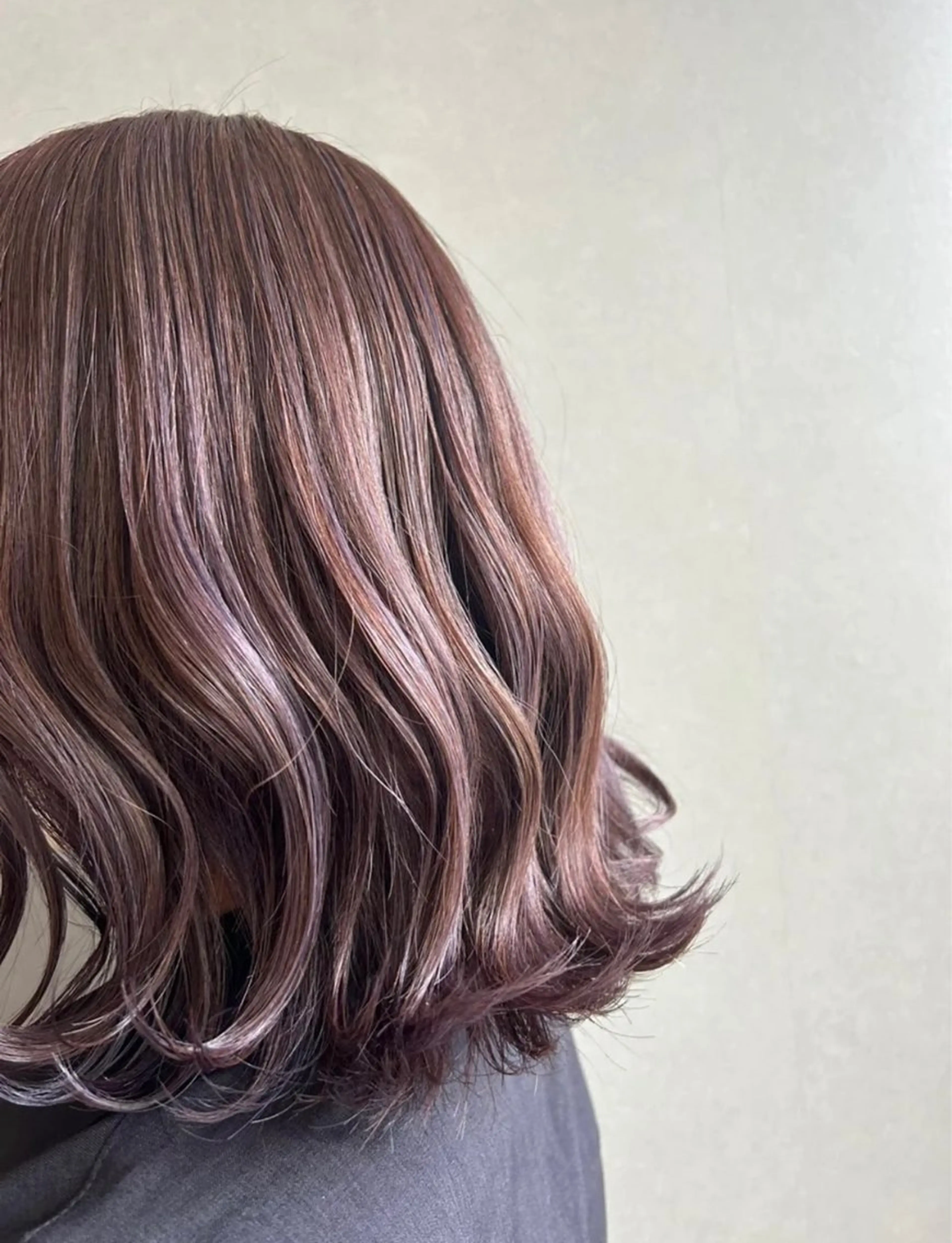 ミディアム パープルカラー ハイライト Dali manaのヘアスタイル
