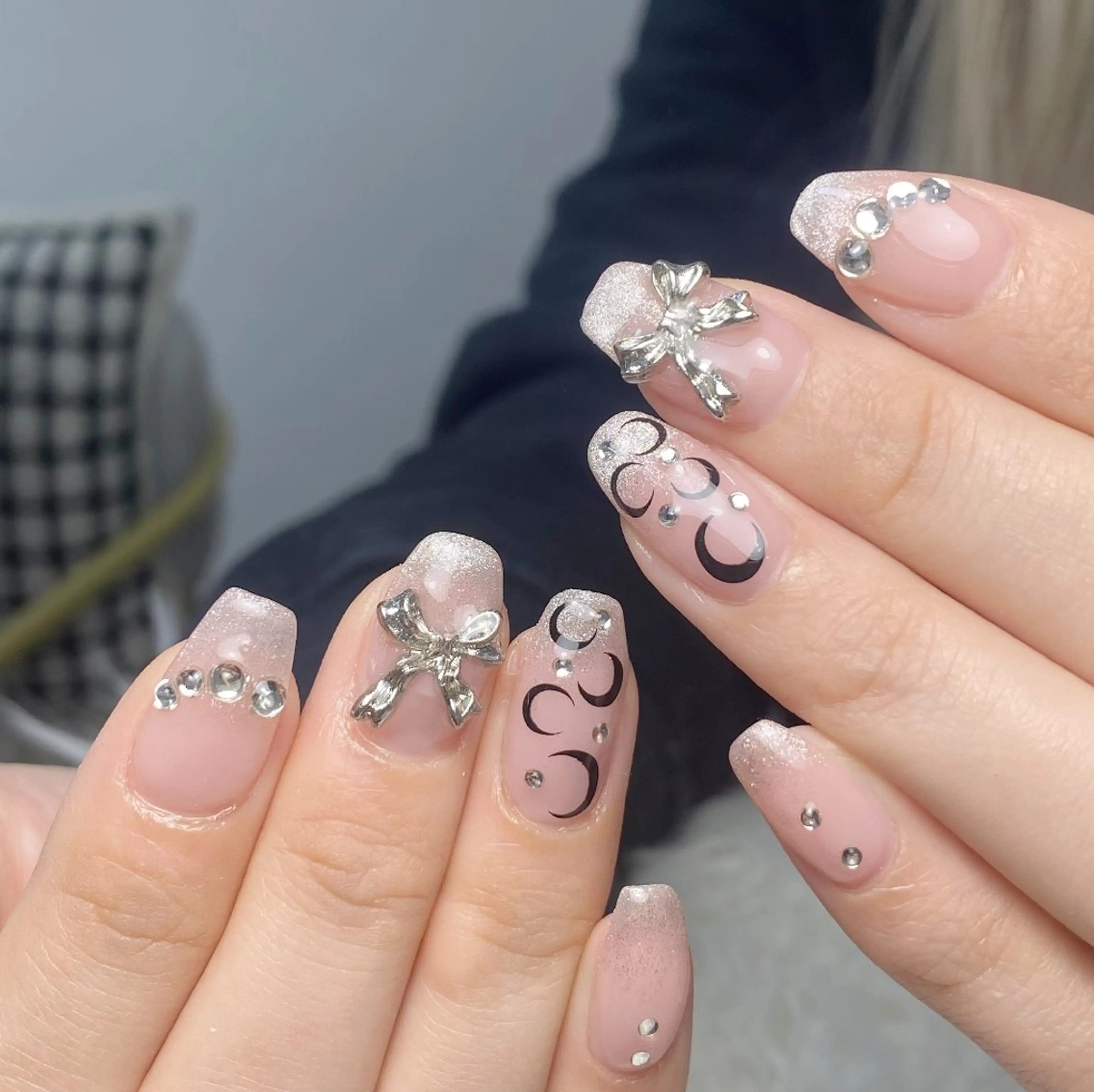 ネイル チークネイル 長さ出し フレンチネイル ジェルネイル キラキラネイル ハンドネイル UM Nail Salonのネイルデザイン