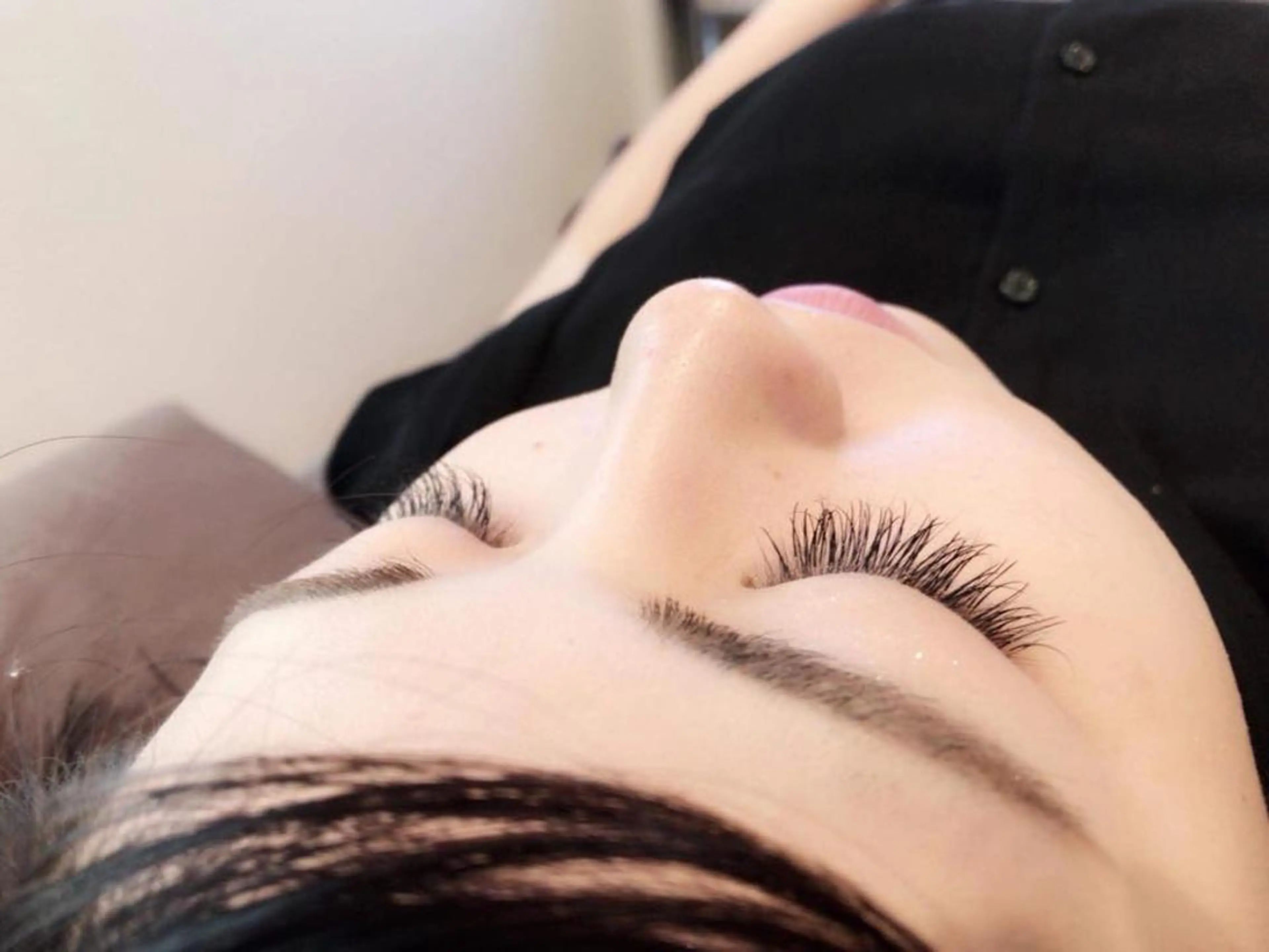 マツエク・マツパ レイヤーカット✖️ 柔らかベージュカラーのヘアスタイル