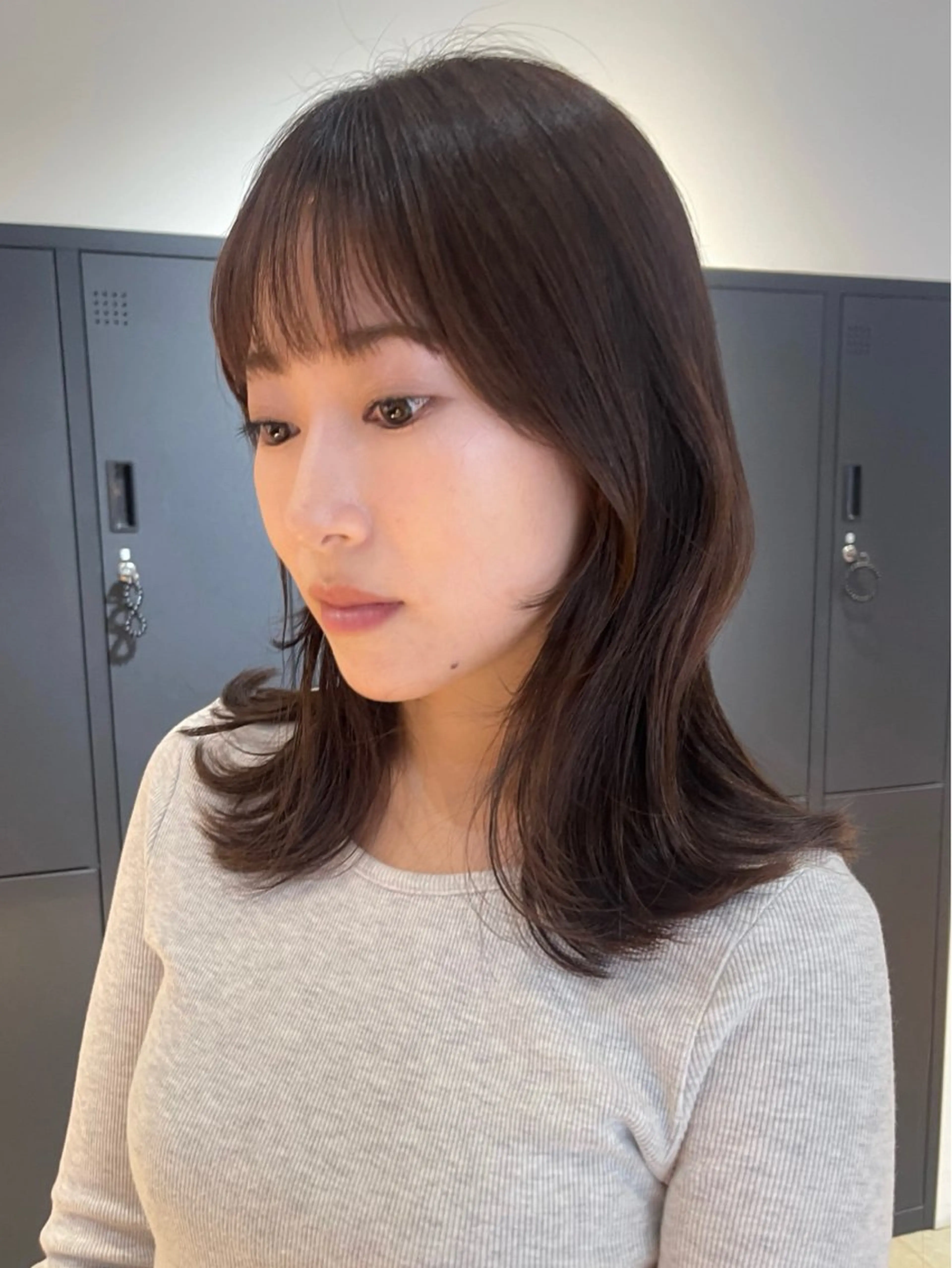 ミディアム カラー カット ヘアカラー トリートメント 🫧うる艶レイヤー /グレージュ🪐リサのヘアスタイル