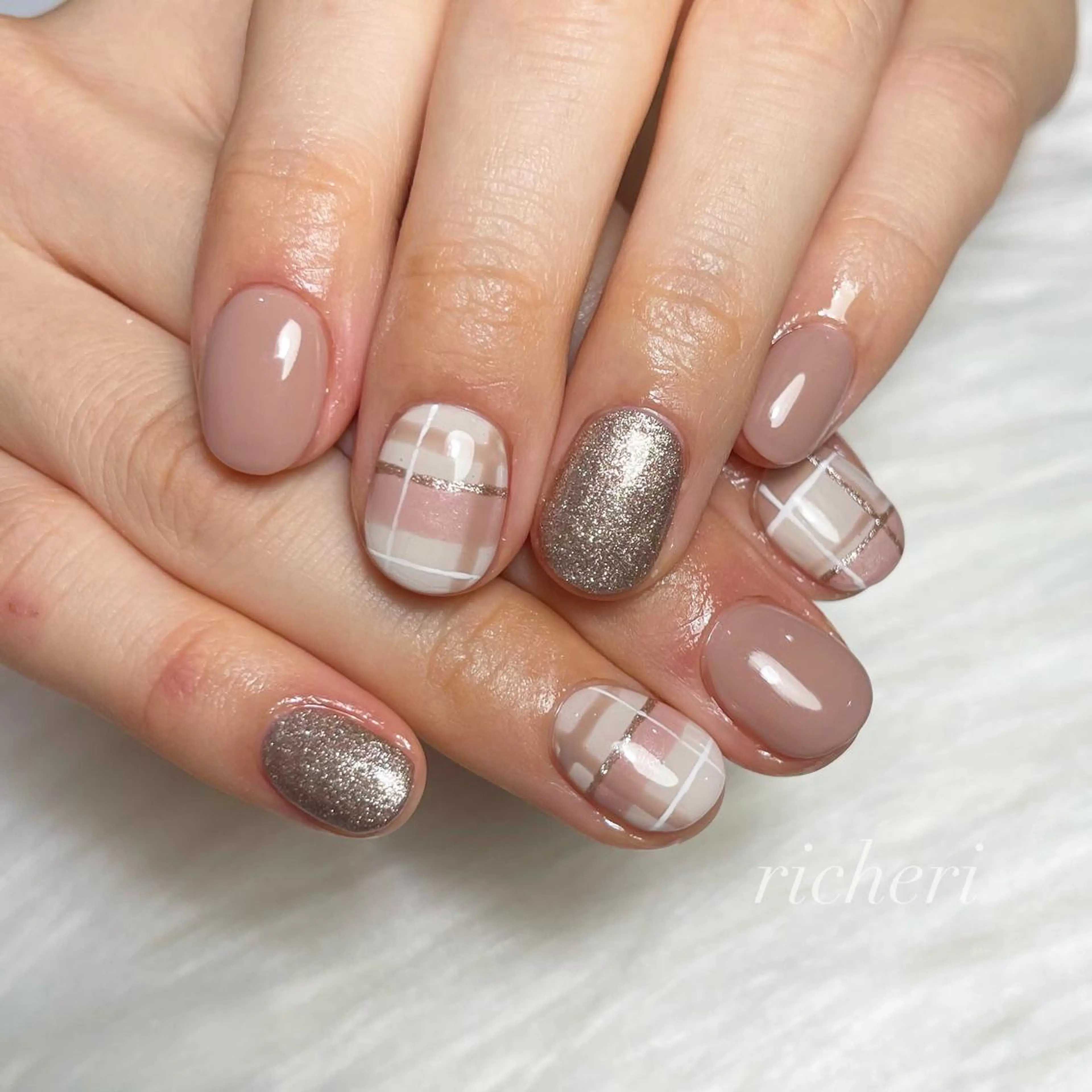 ミディアム ネイル 韓国風ヘア アートネイル フレンチネイル ジェルネイル ガラスフレンチ richeri beautyのエステ・リラクイメージ