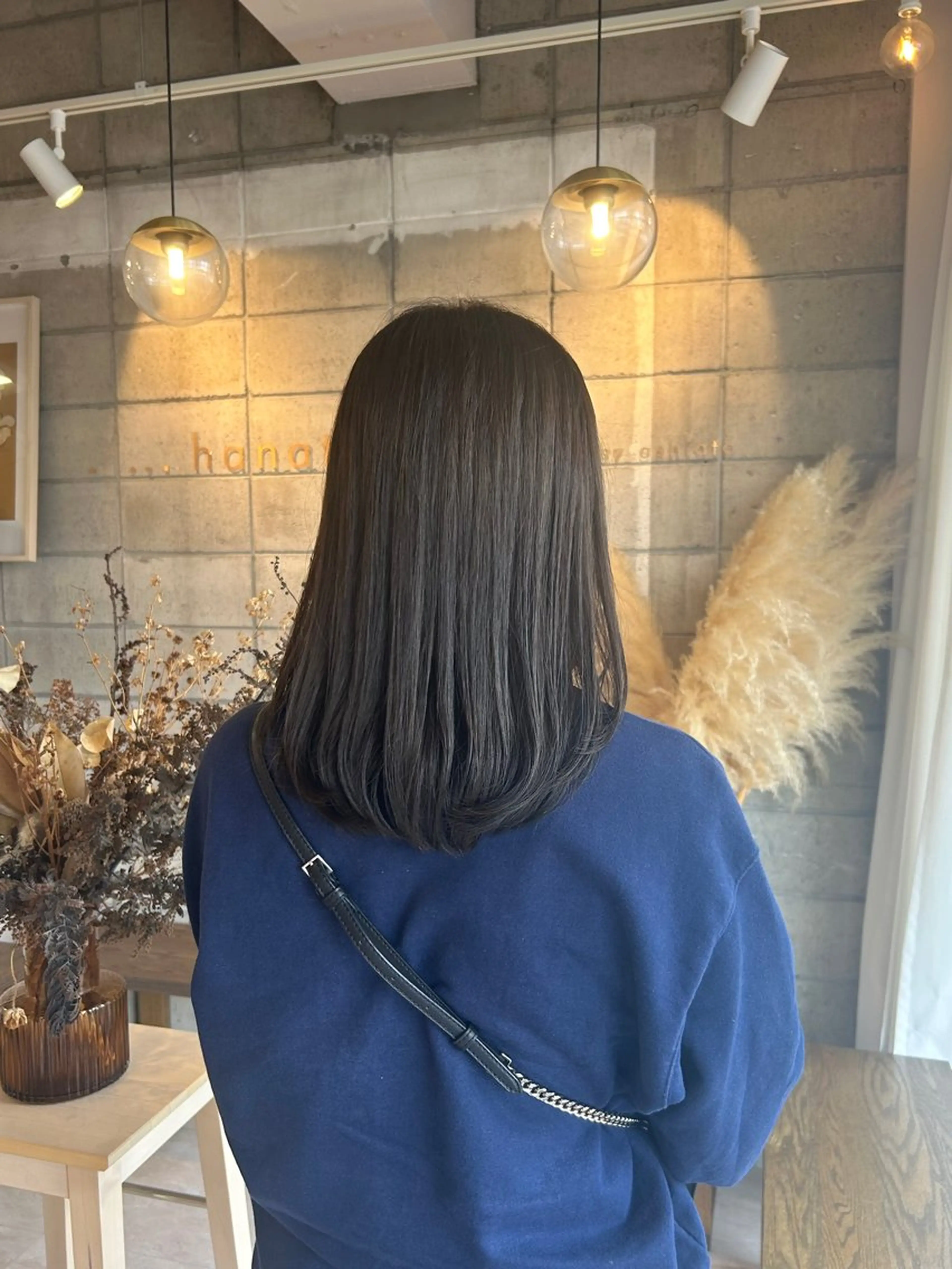 セミロング カラー 眞名子 瑞紀のヘアスタイル