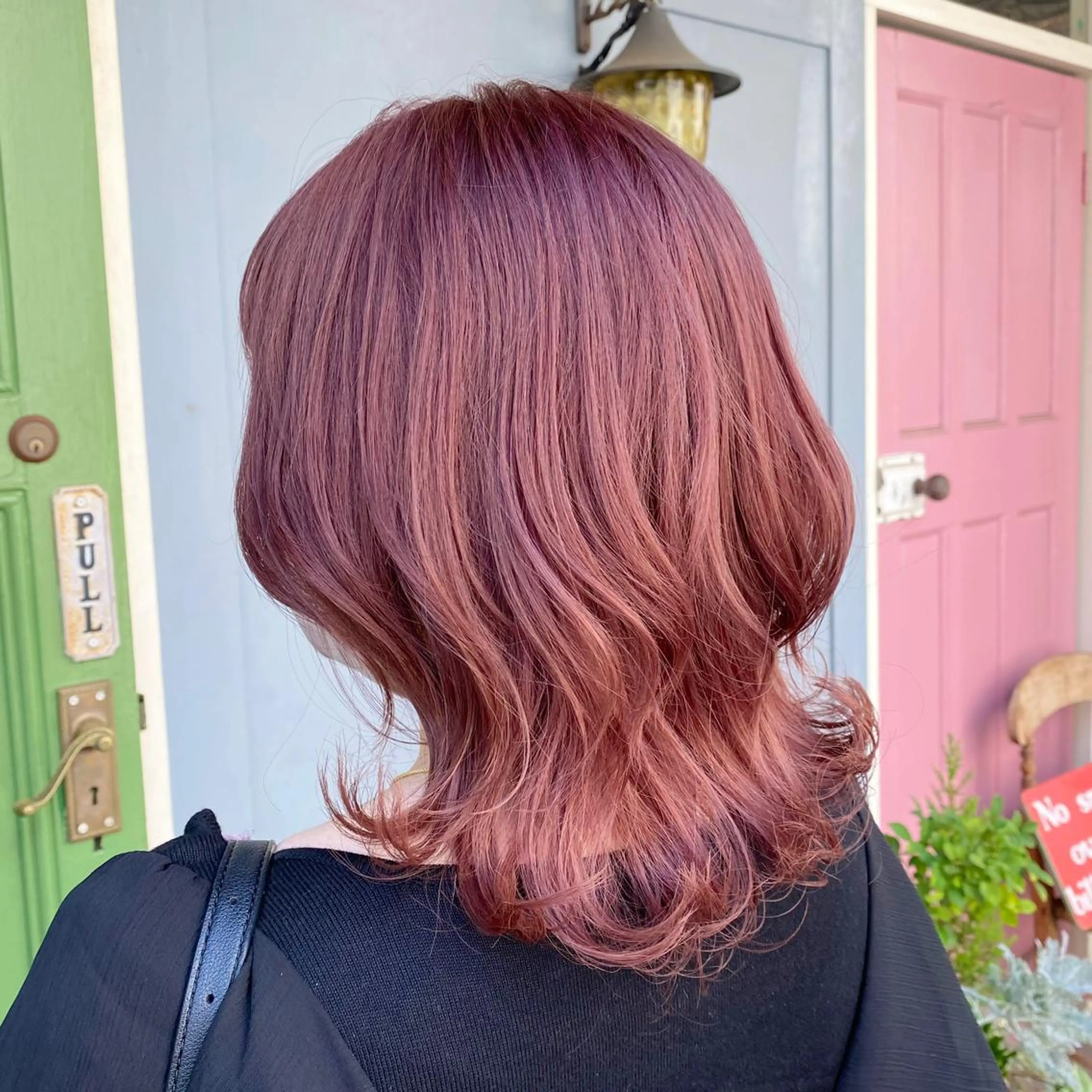 ミディアム カラー ブリーチ ブラウンカラー ピンクカラー パープルカラー ヘアカラー トリートメント ヘッドスパ BRITS 渡辺 菜々子のヘアスタイル