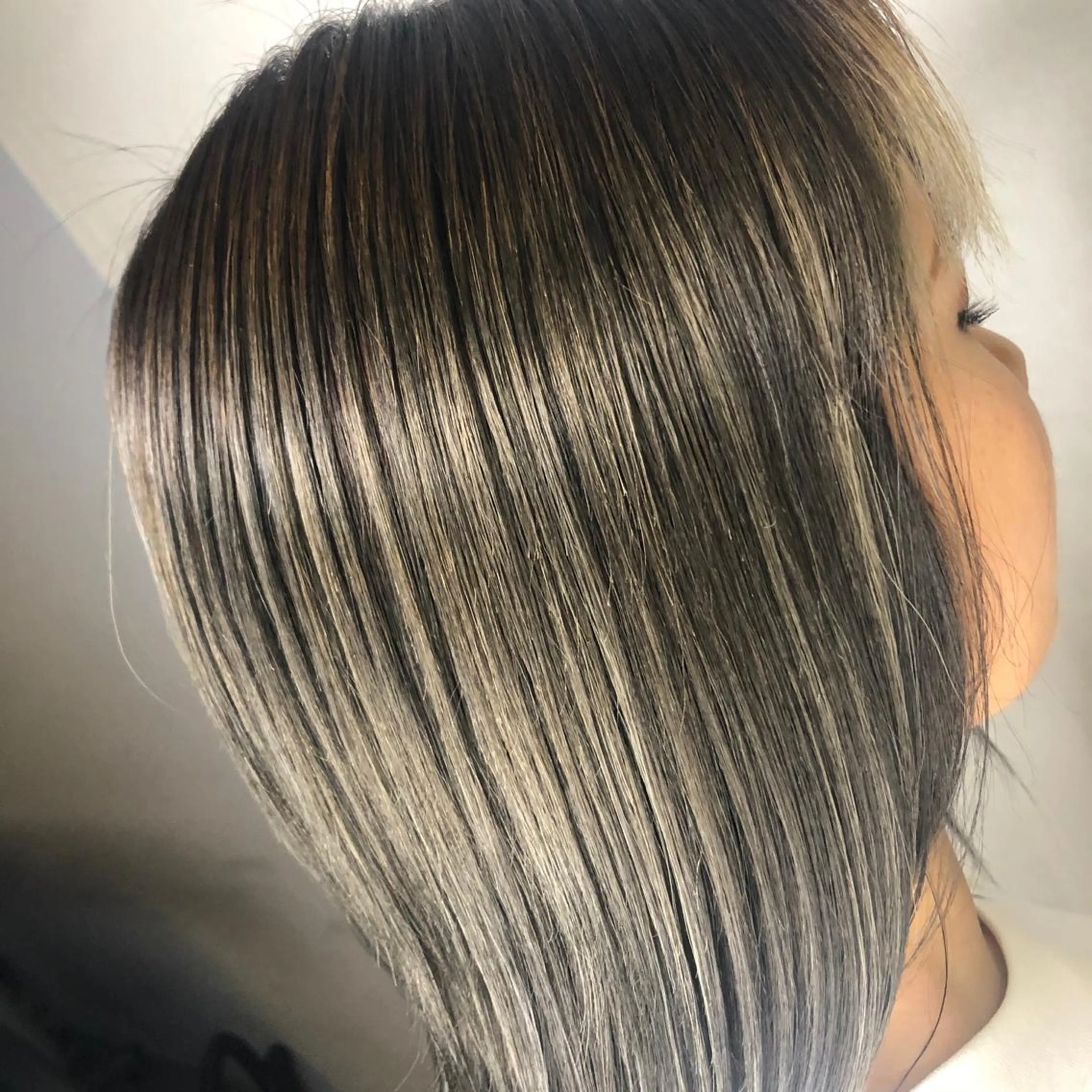 ミディアム ハイライト かきあげバング FLAPPER所属・コテ巻きパーマ /パーマ/亀井のヘアスタイル