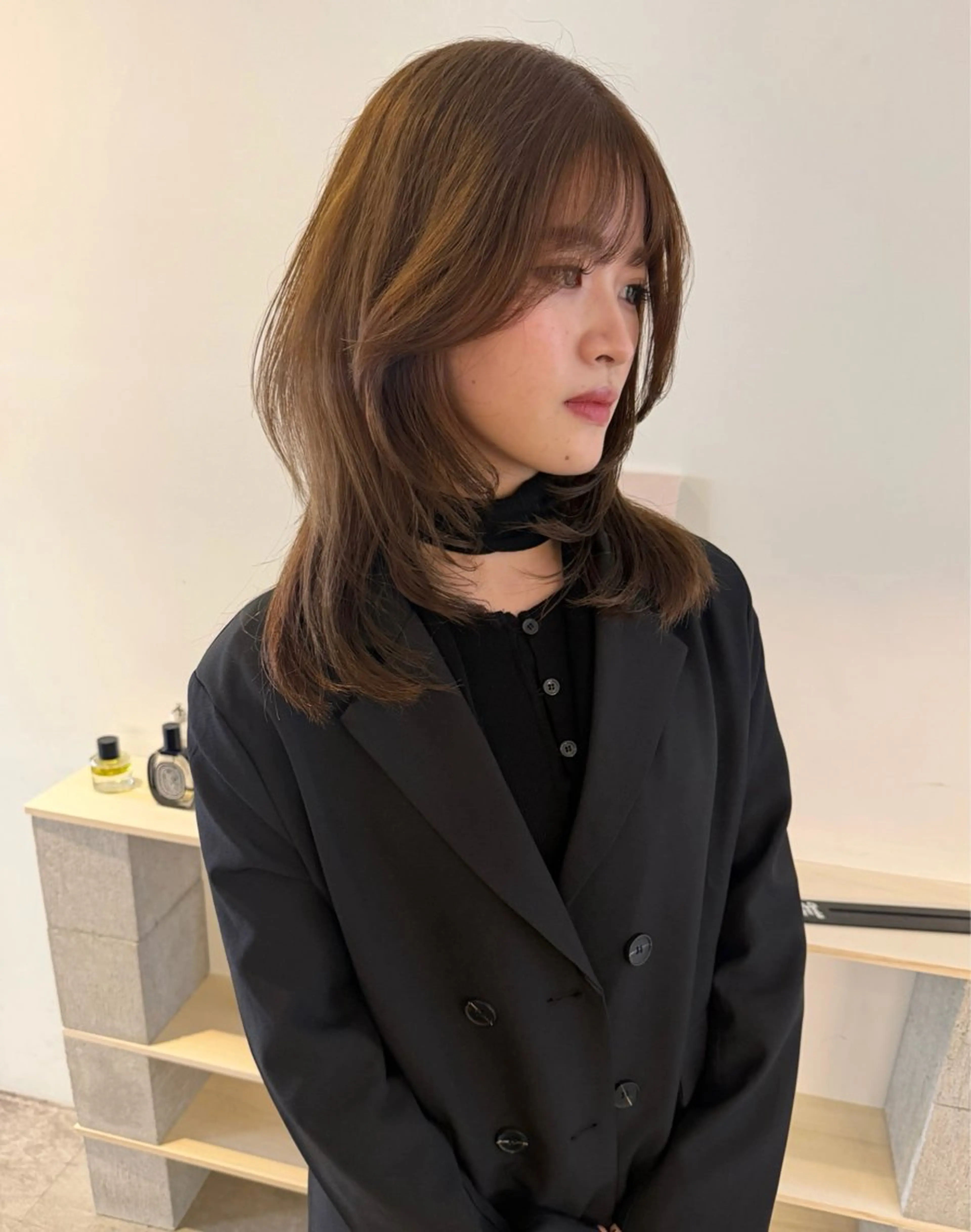 ミディアム カラー くびれヘア 顔まわりレイヤー ハッシュカット ハイレイヤー ヨシンモリ カット ヘアカラー トリートメント MIU/ルーツカラー 顔まわりレイヤーのヘアスタイル