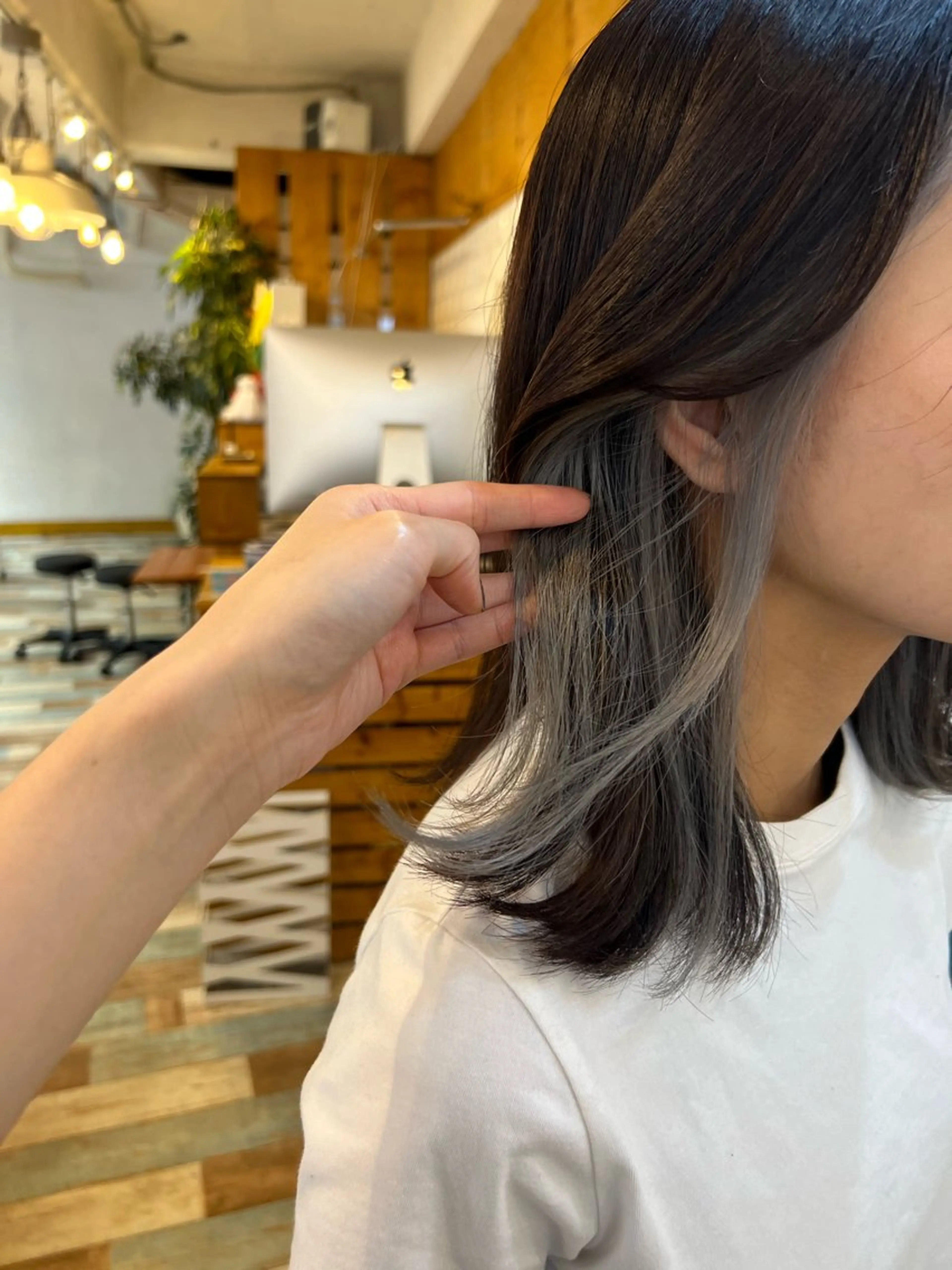 ミディアム カラー ブリーチ デザインカラー イヤリングカラー ハイライトカラー シルバー カット ヘアカラー トリートメント KANA/ボブ/ インナーカラー/艶髪のヘアスタイル