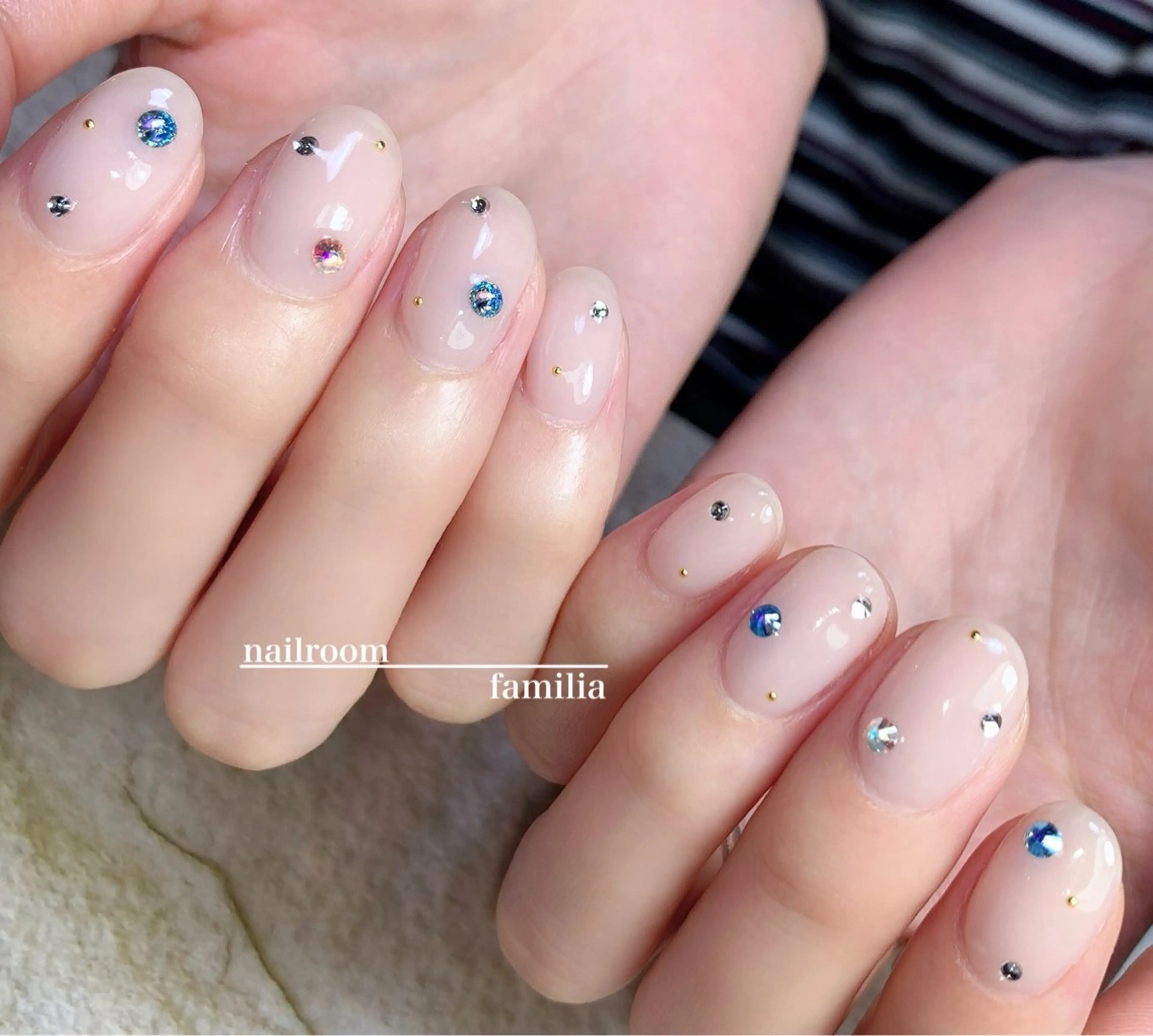 ネイル ストーンネイル ハンドネイル -nailroom- familiaのネイルデザイン