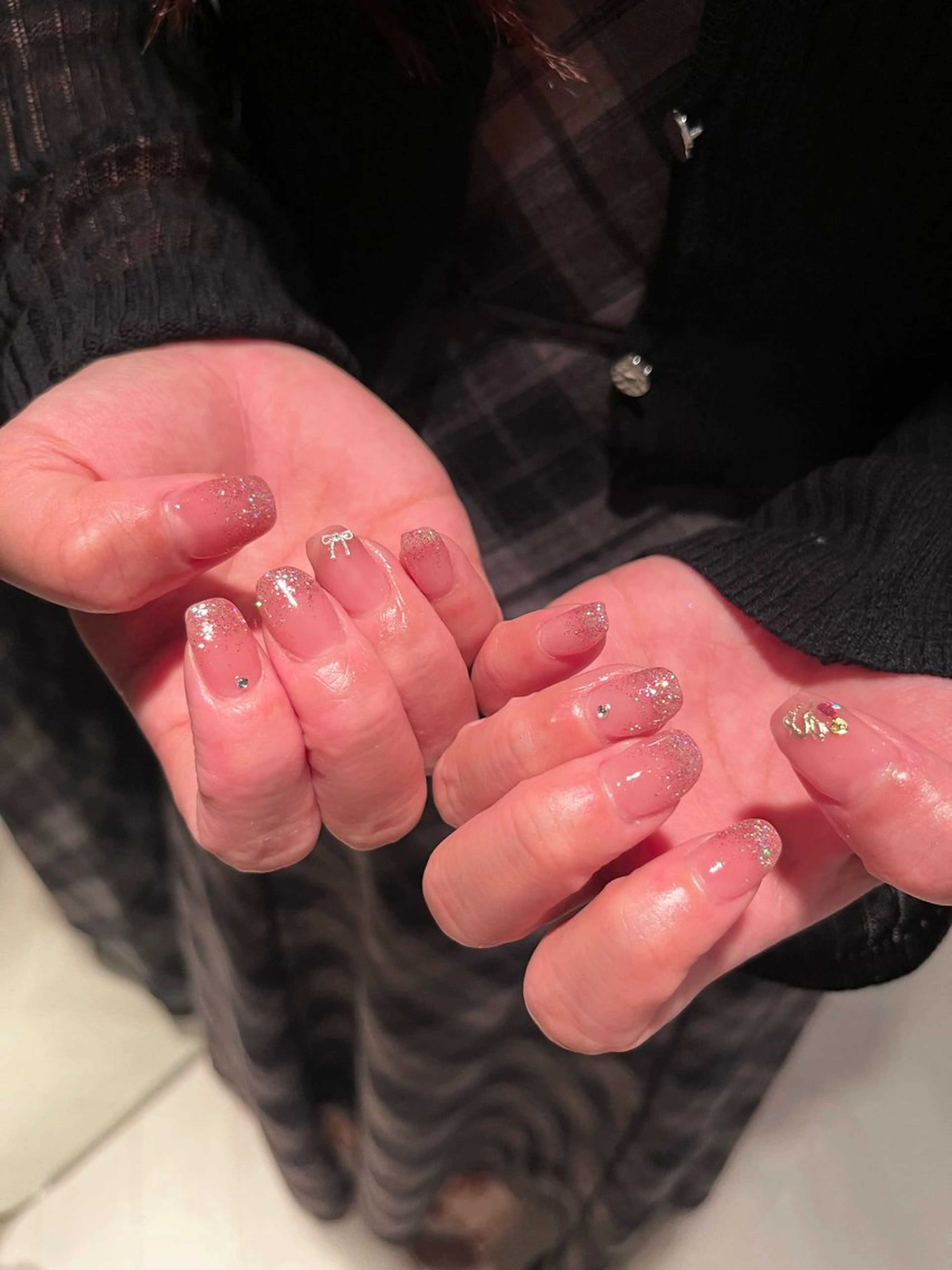 ネイル グラデーション ラメ(グリッター) ラメグラデーション ミラーネイル リボン ハンドネイル DariL Ayaのネイルデザイン