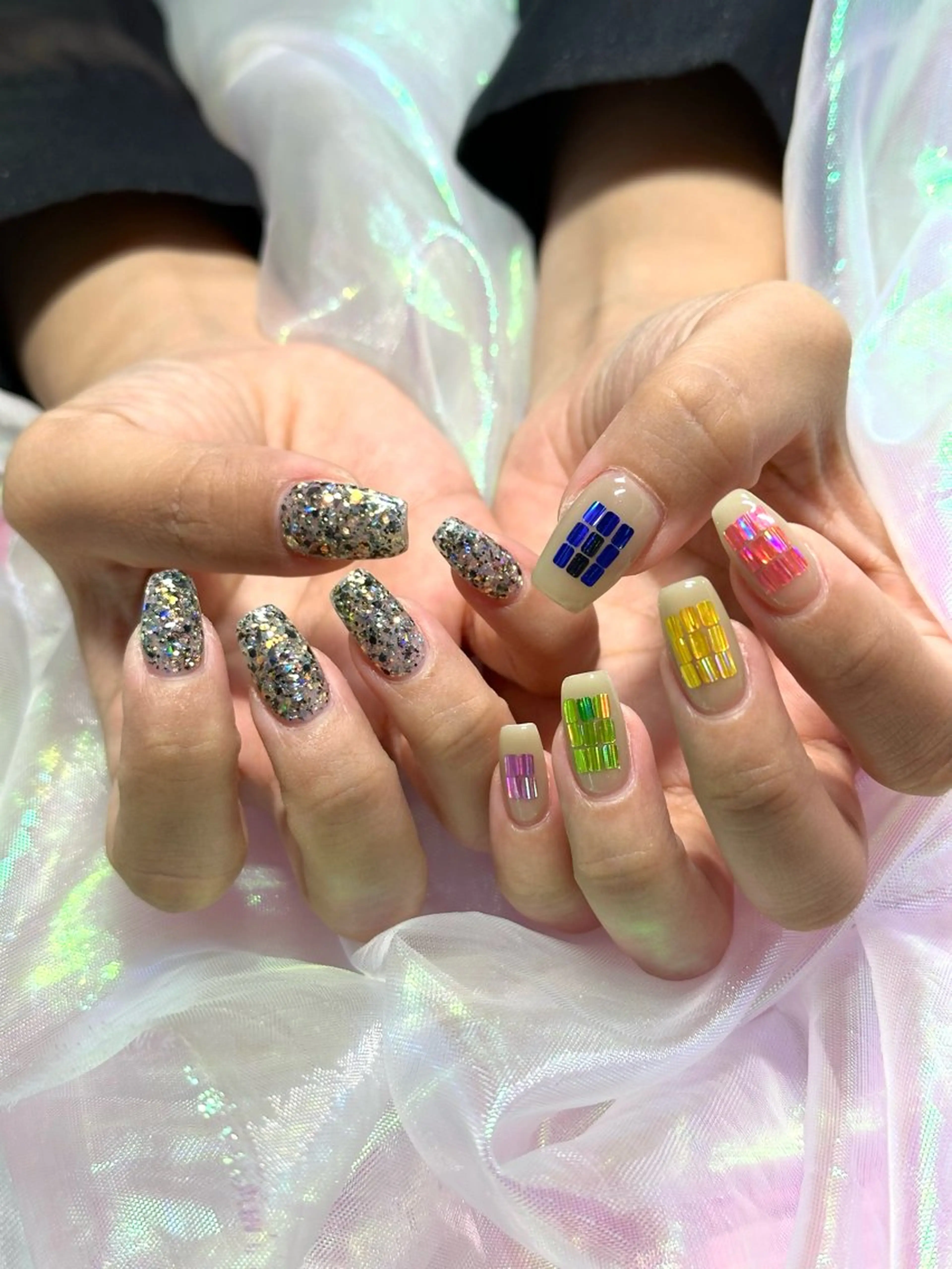 ネイル ハンドネイル 【OKIKA】 らん🦖🌈🧡のマツエク・マツパデザイン