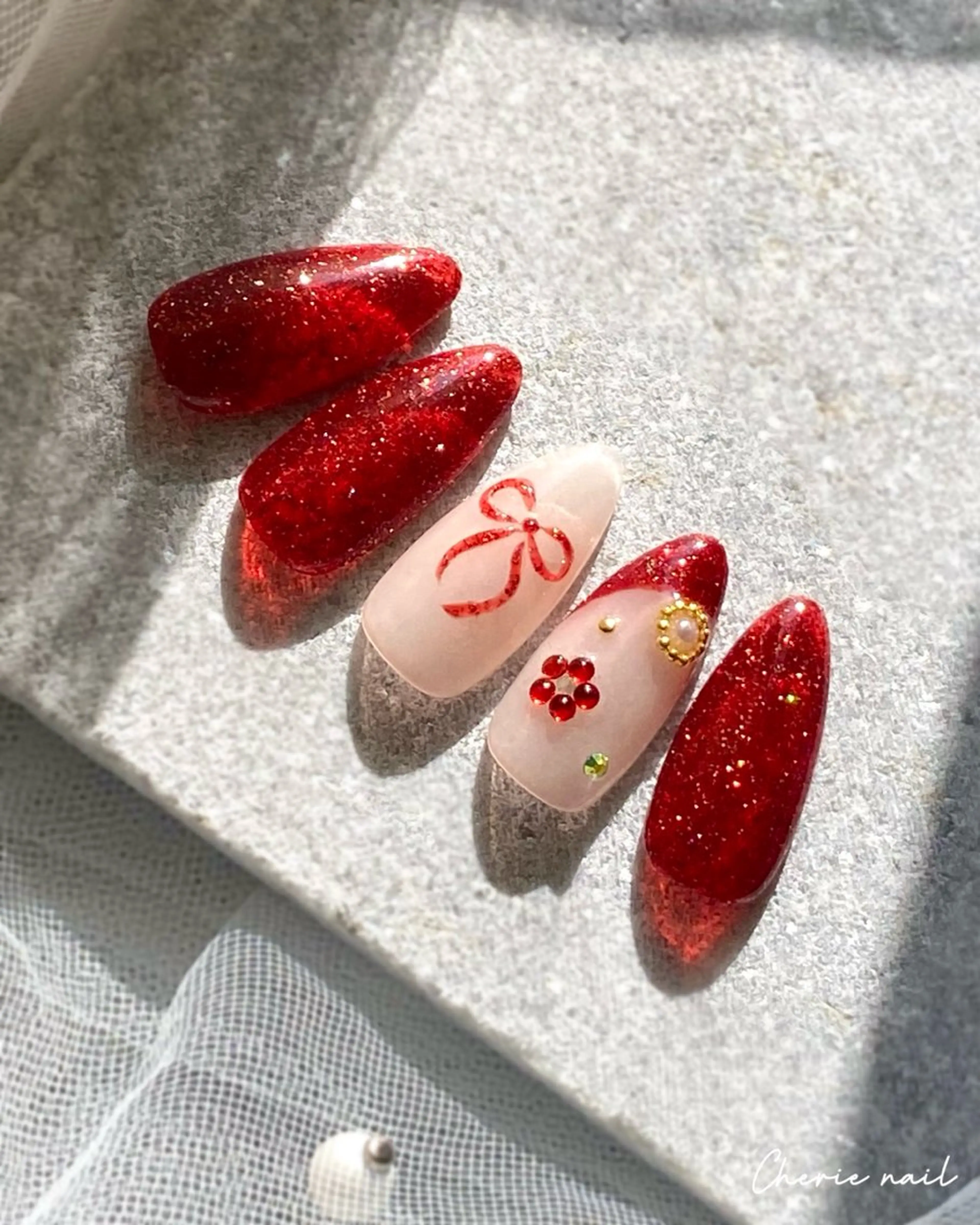 ネイル フラッシュネイル フラワーネイル ジェルネイル ラメ(グリッター) 赤色 Cherienail yunaのネイルデザイン