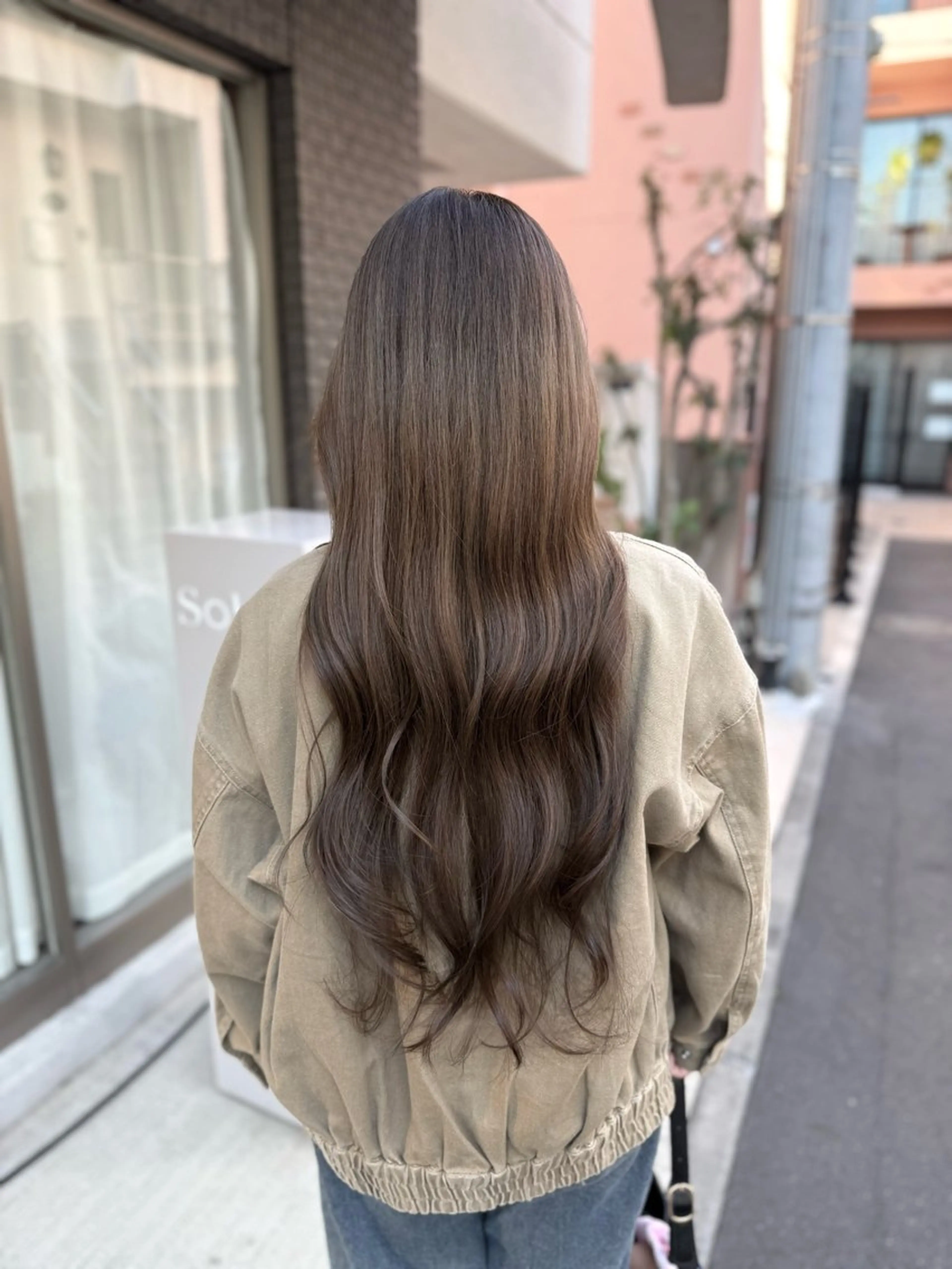 ロング カラー アッシュ ベージュカラー ブリーチ ブリーチなしカラー オリーブアッシュ カット ヘアカラー トリートメント グレージュ/レイヤー /韓国ヘア/RISAのヘアスタイル