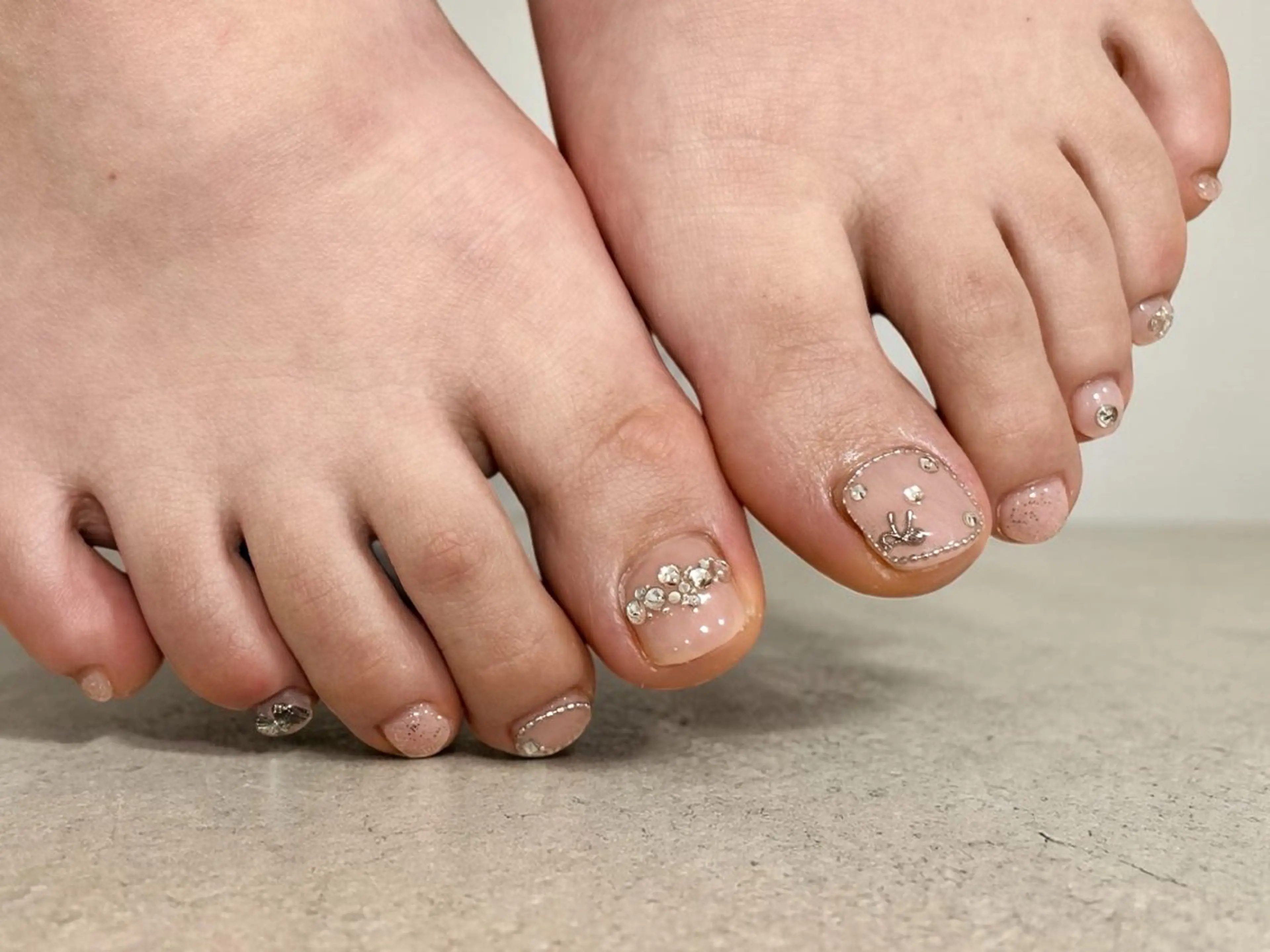 ネイル フットネイル ジェルネイル ラメ(グリッター) マグネットネイル 持ち込み フットネイル ♡Bivi♡自爪に 優しいネイルサロンのネイルデザイン