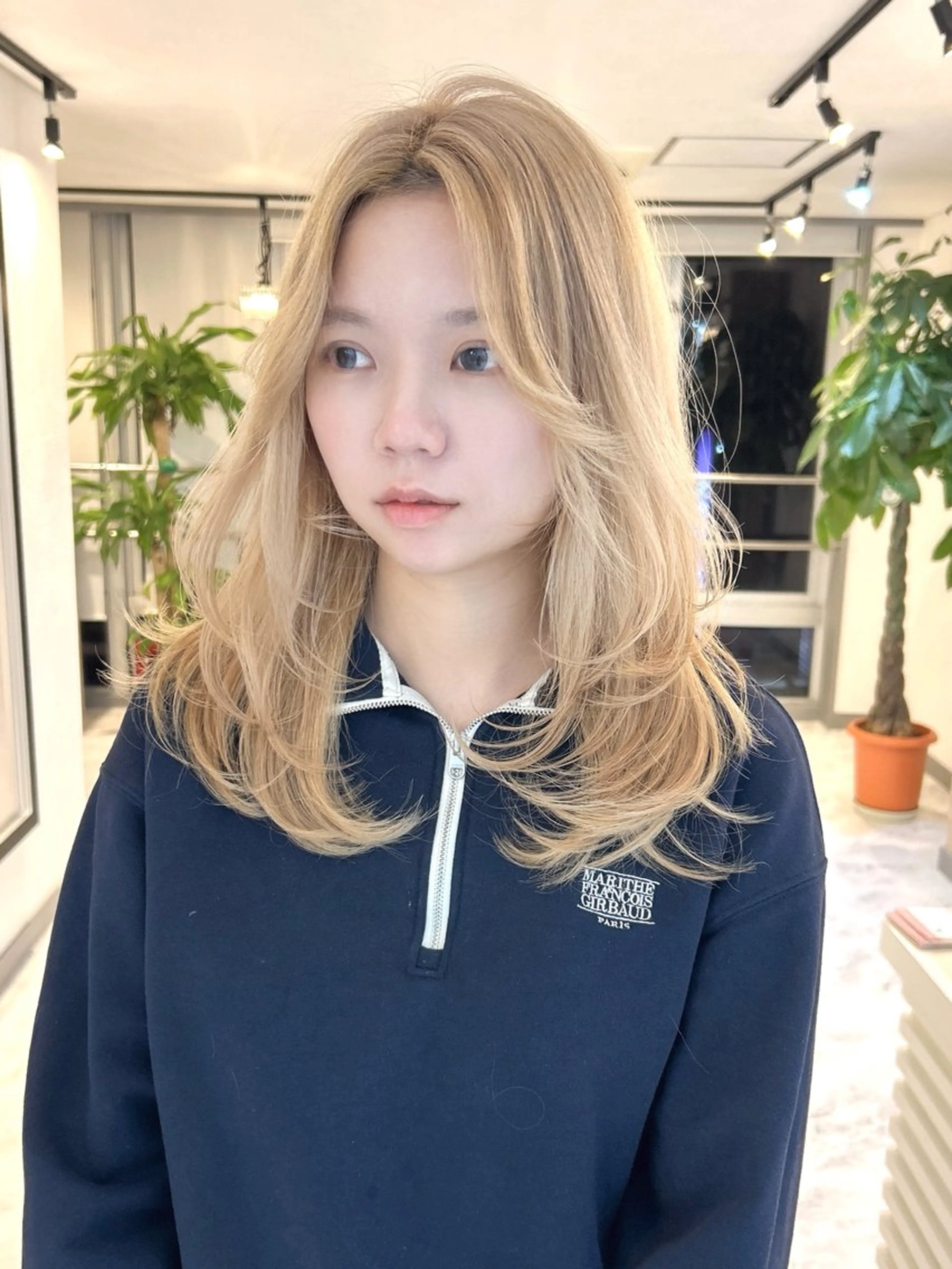 セミロング カラー ヘアカラー トリートメント RINA/ハイトーン /レイヤー/髪質改善のヘアスタイル