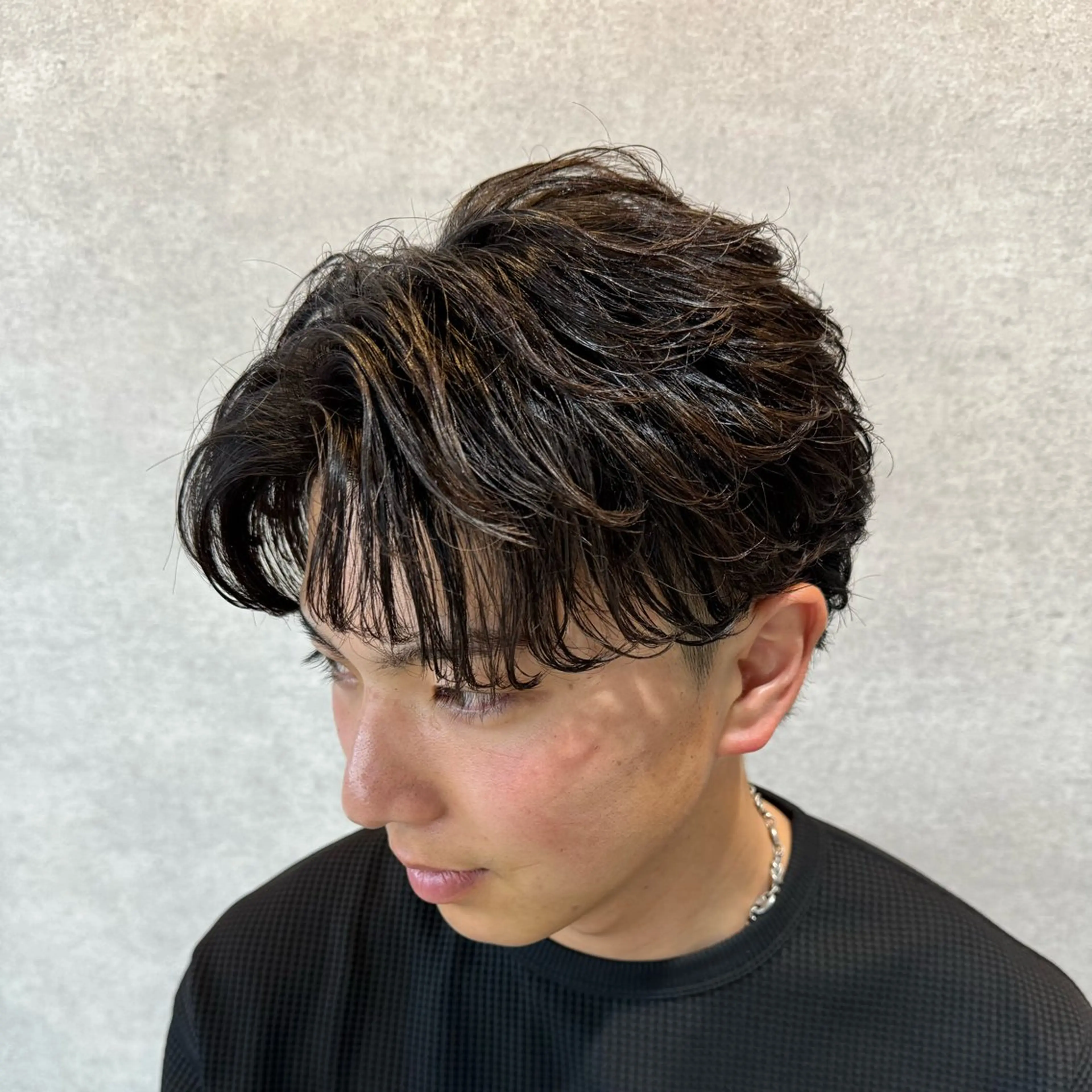 ショート カラー パーマ ヘアアレンジ メンズ センターパート メンズハイライト メンズメッシュ マッシュ メンズパーマ カット パーマ トリートメント ヘッドスパ ヘアセット 仕上がり満足度No. 1🔥BLUCK🔥のヘアスタイル
