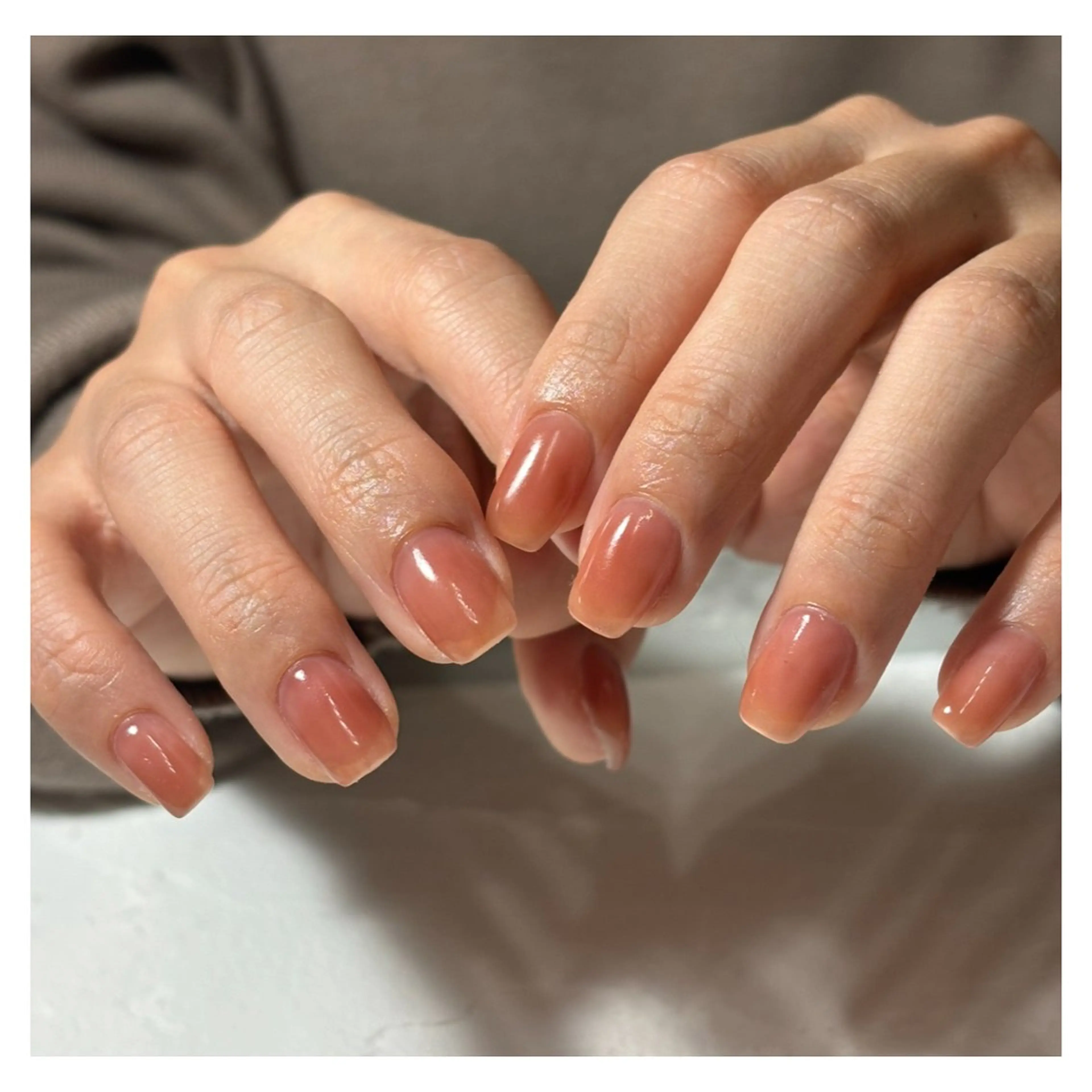 ネイル ブラウン 氷ネイル・うるうるネイル オフィスネイル 赤色 ハンドネイル Elio 国泰寺のネイルデザイン