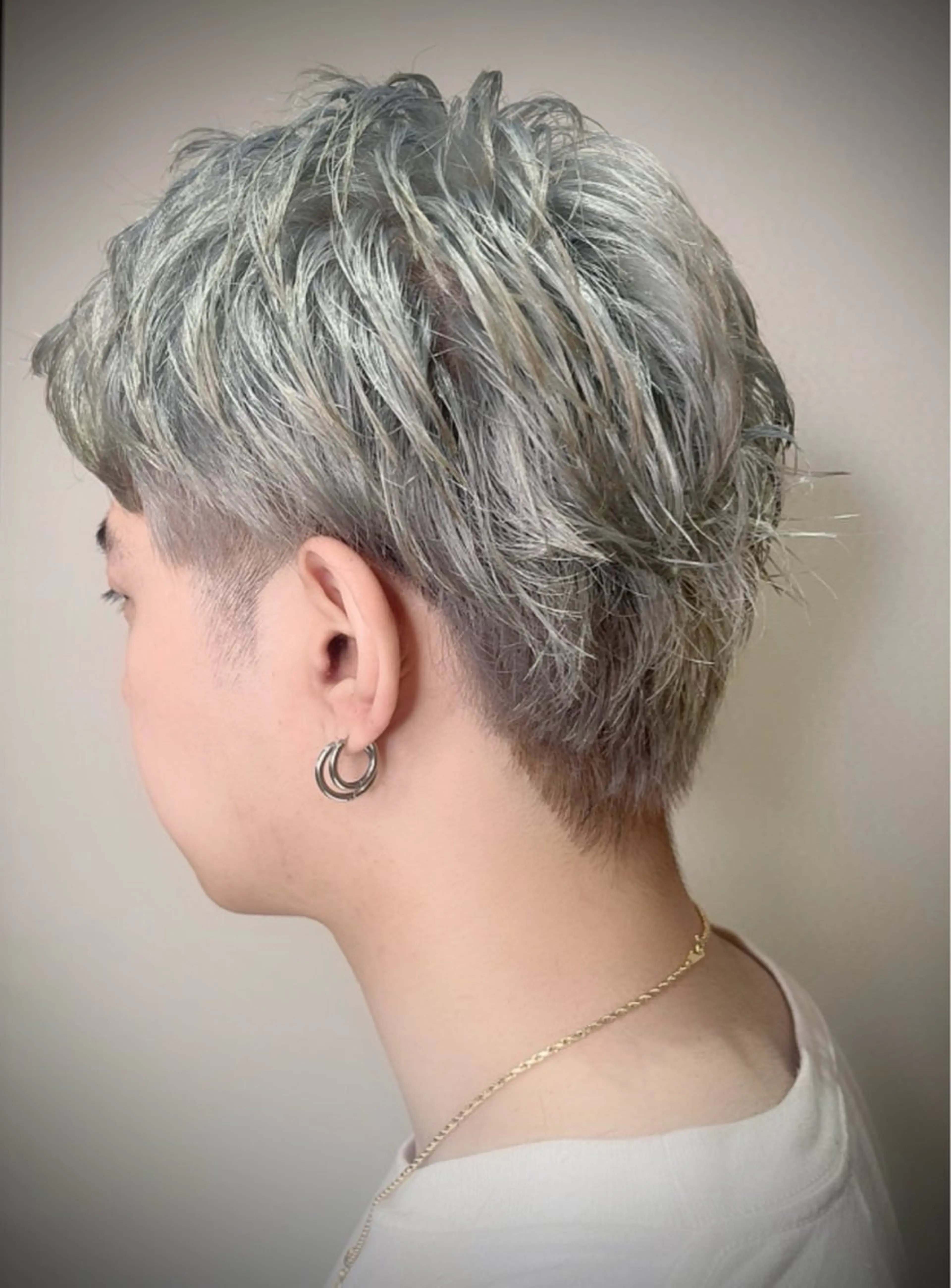 ショート カラー メンズ マッシュ シルバー ホワイトシルバー レイヤーカット ショートヘア Monan渋谷 YUUKIのヘアスタイル
