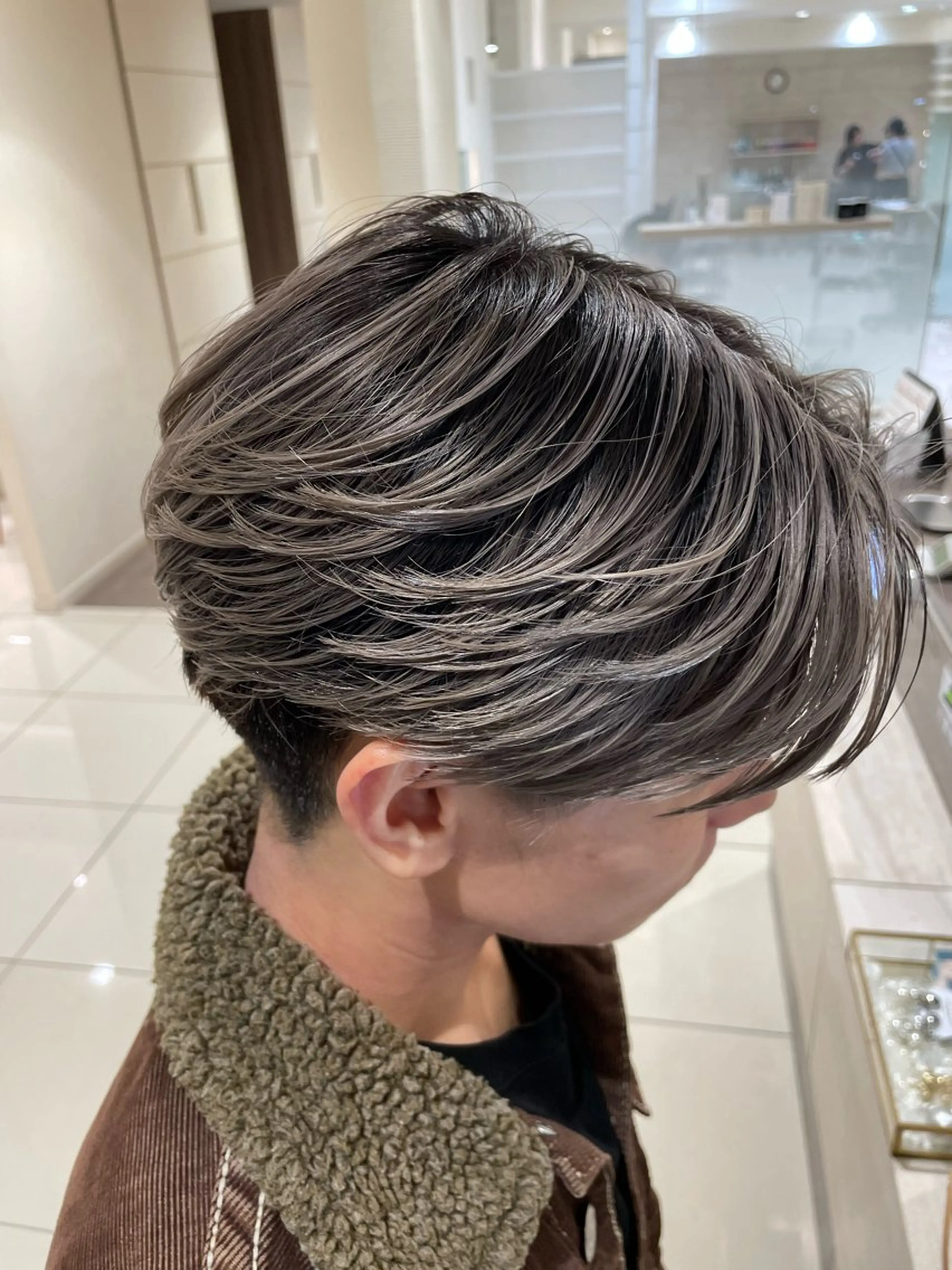 カラー メンズ タイトボブ個性派カラ ーAKANEのヘアスタイル