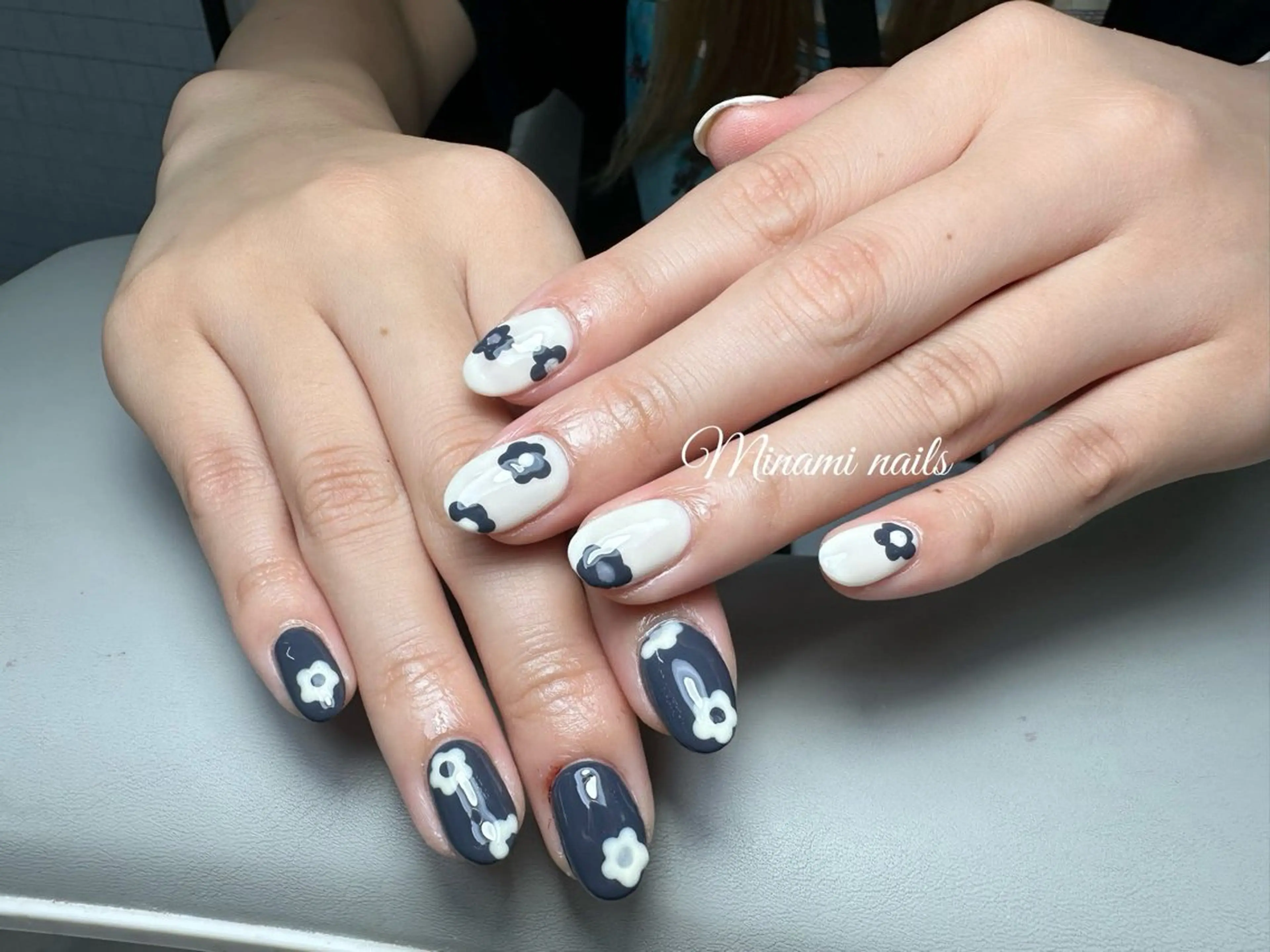 ネイル フラワーネイル ネイビー シンプルネイル ホワイト Minami Nailsのネイルデザイン