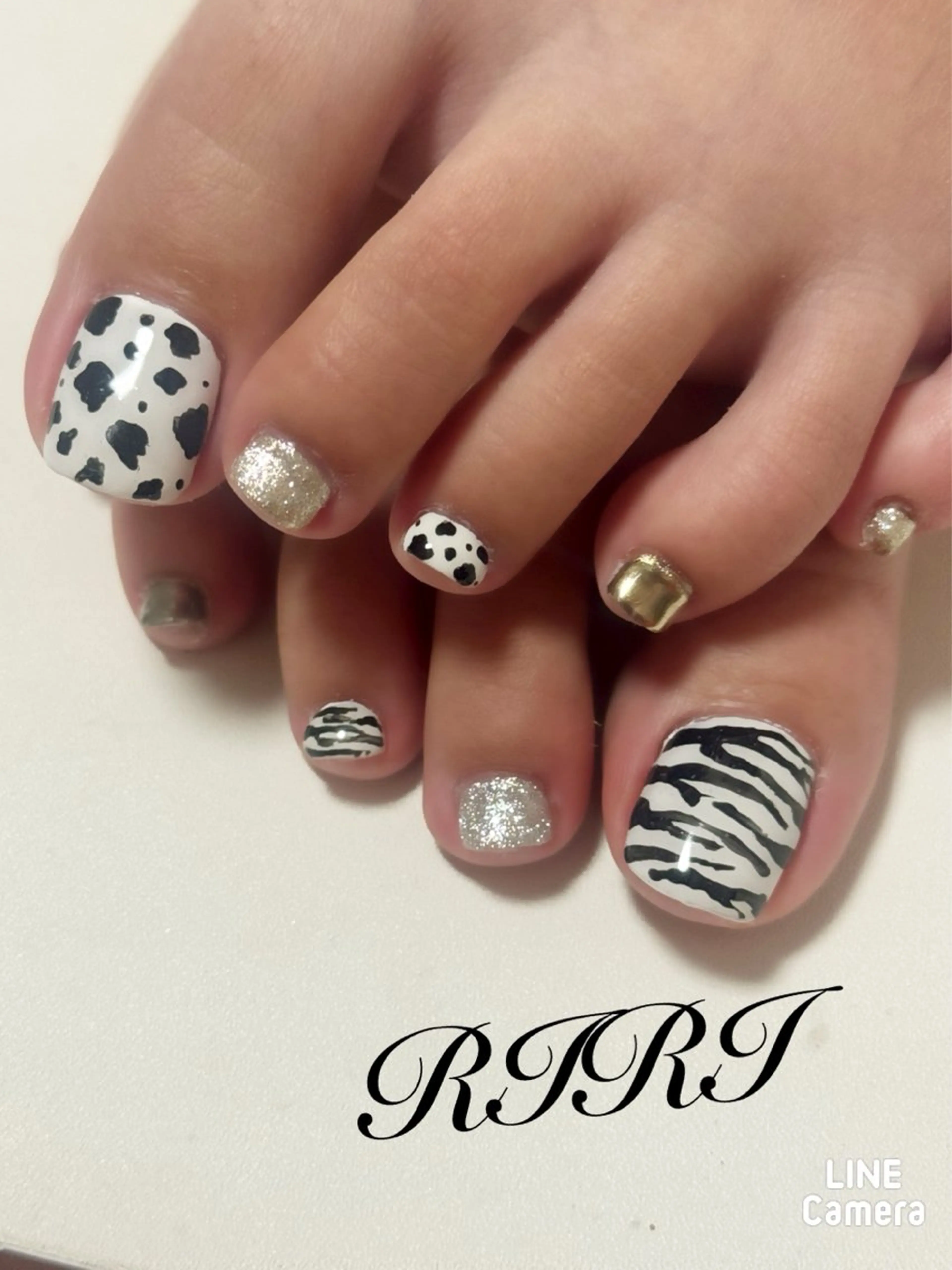 ネイル アニマル柄 フットネイル ジェルネイル キラキラネイル ショートネイル riri オーナーのネイルデザイン