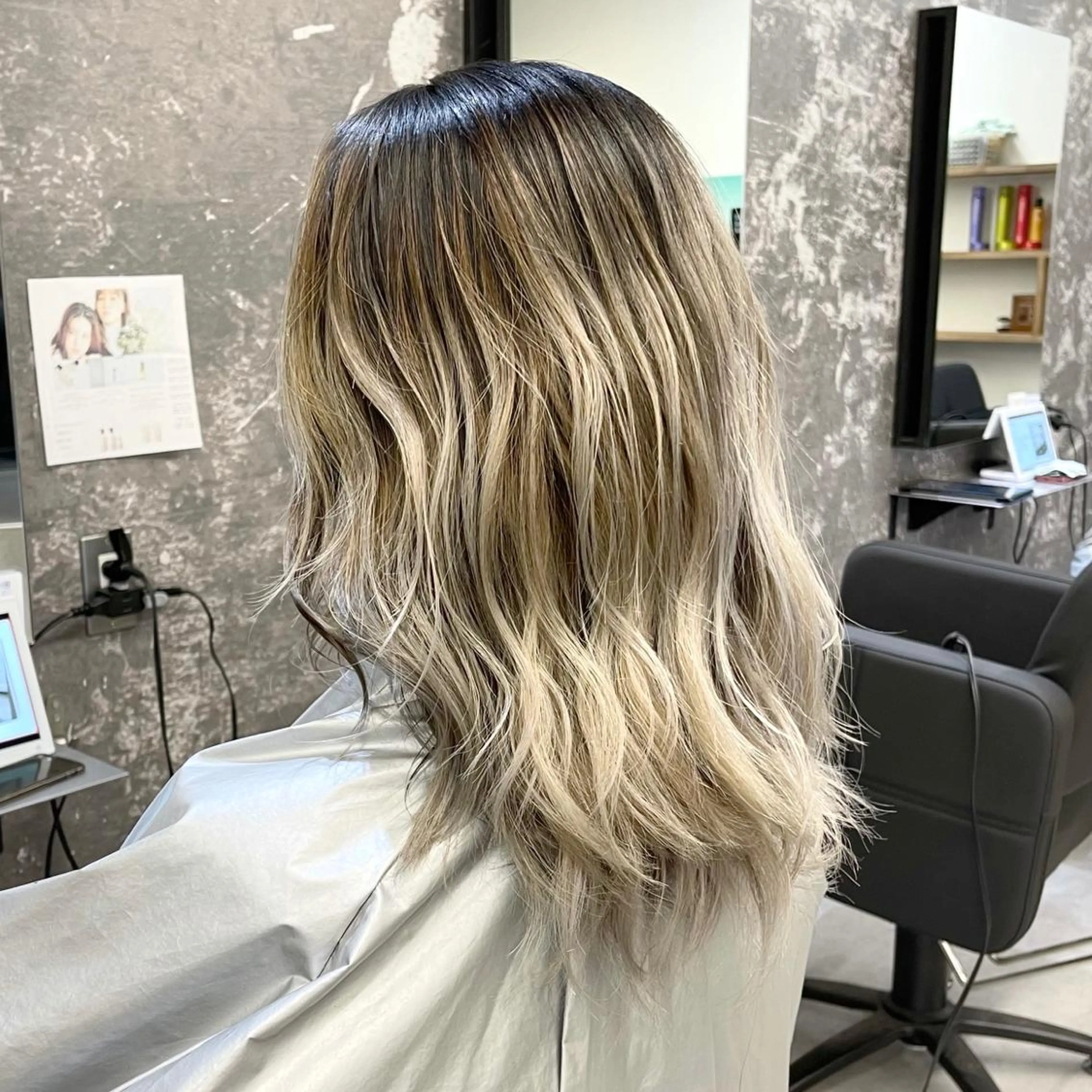 ミディアム カラー ヘアアレンジ バレイヤージュ デザインカラー ハイライトカラー 外国人風カラー ハイライト アンドウ ユウ/ レイヤーカット/韓国のヘアスタイル