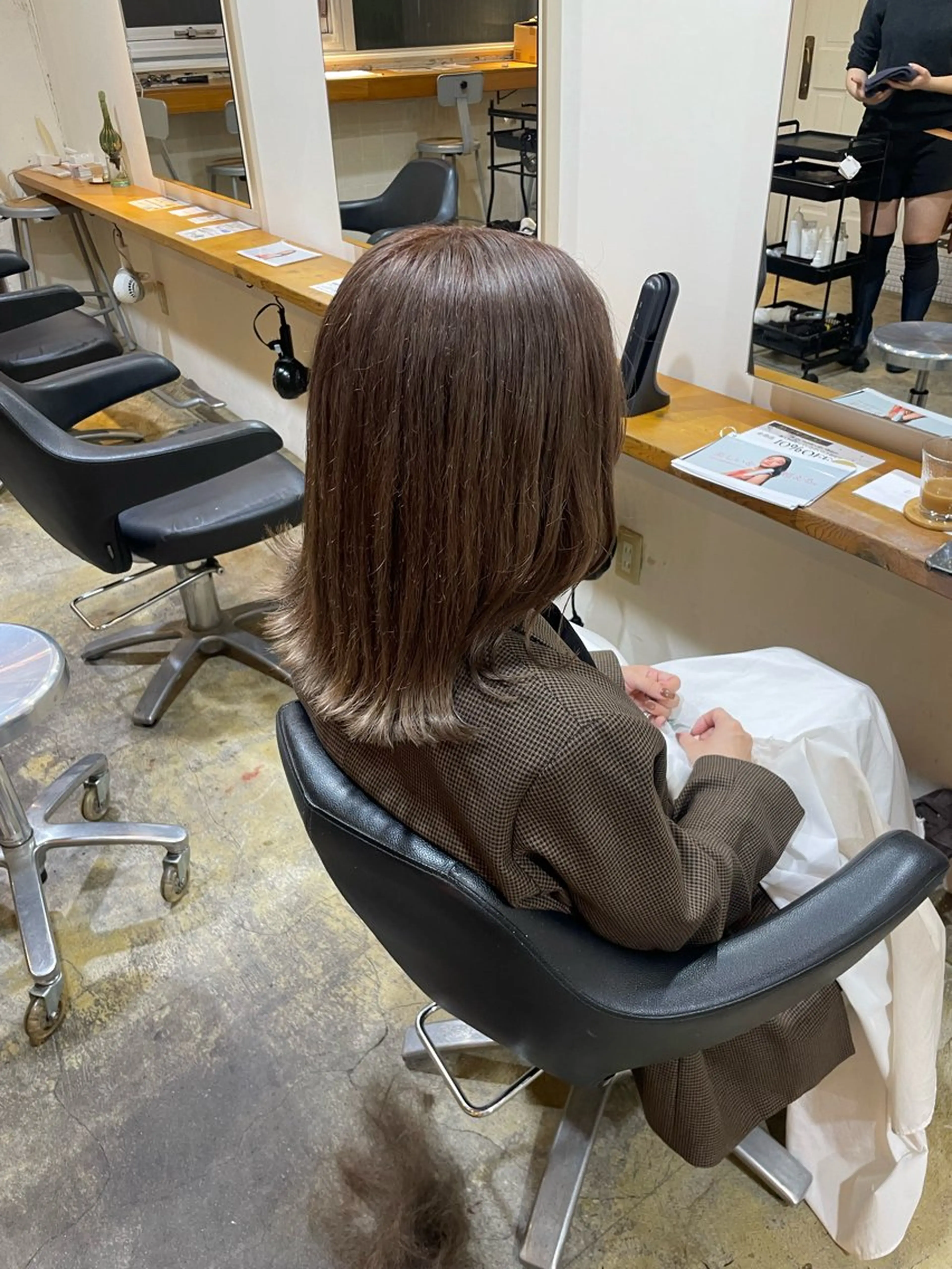 ミディアム カラー アッシュ アッシュグレー ヘアカラー トリートメント MIOベージュカラー 柔らかいカラーのヘアスタイル