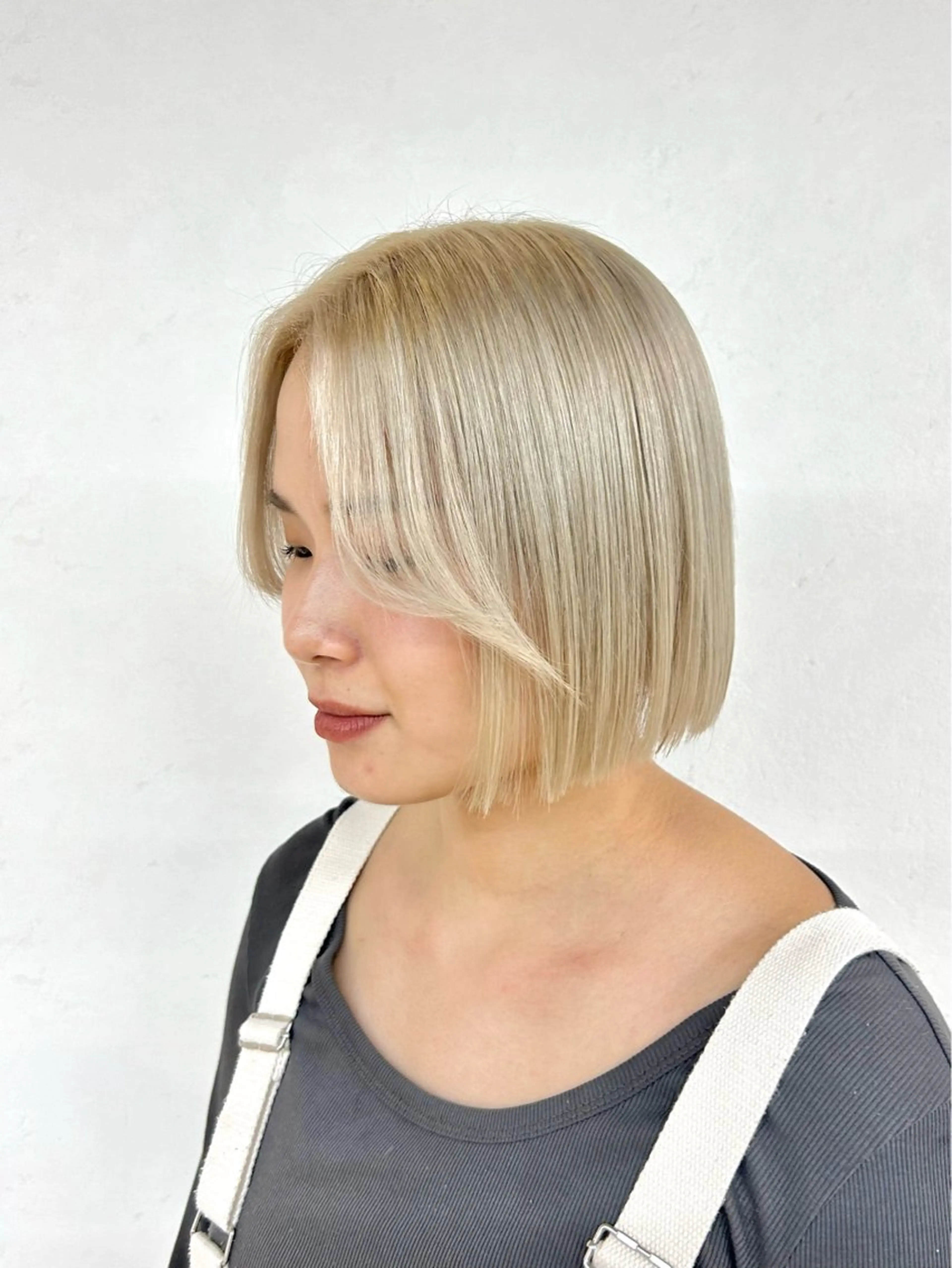 ミディアム カラー ボブ カット ヘアカラー トリートメント 艶カラー/レイヤー/ ハイトーン/まなみのヘアスタイル