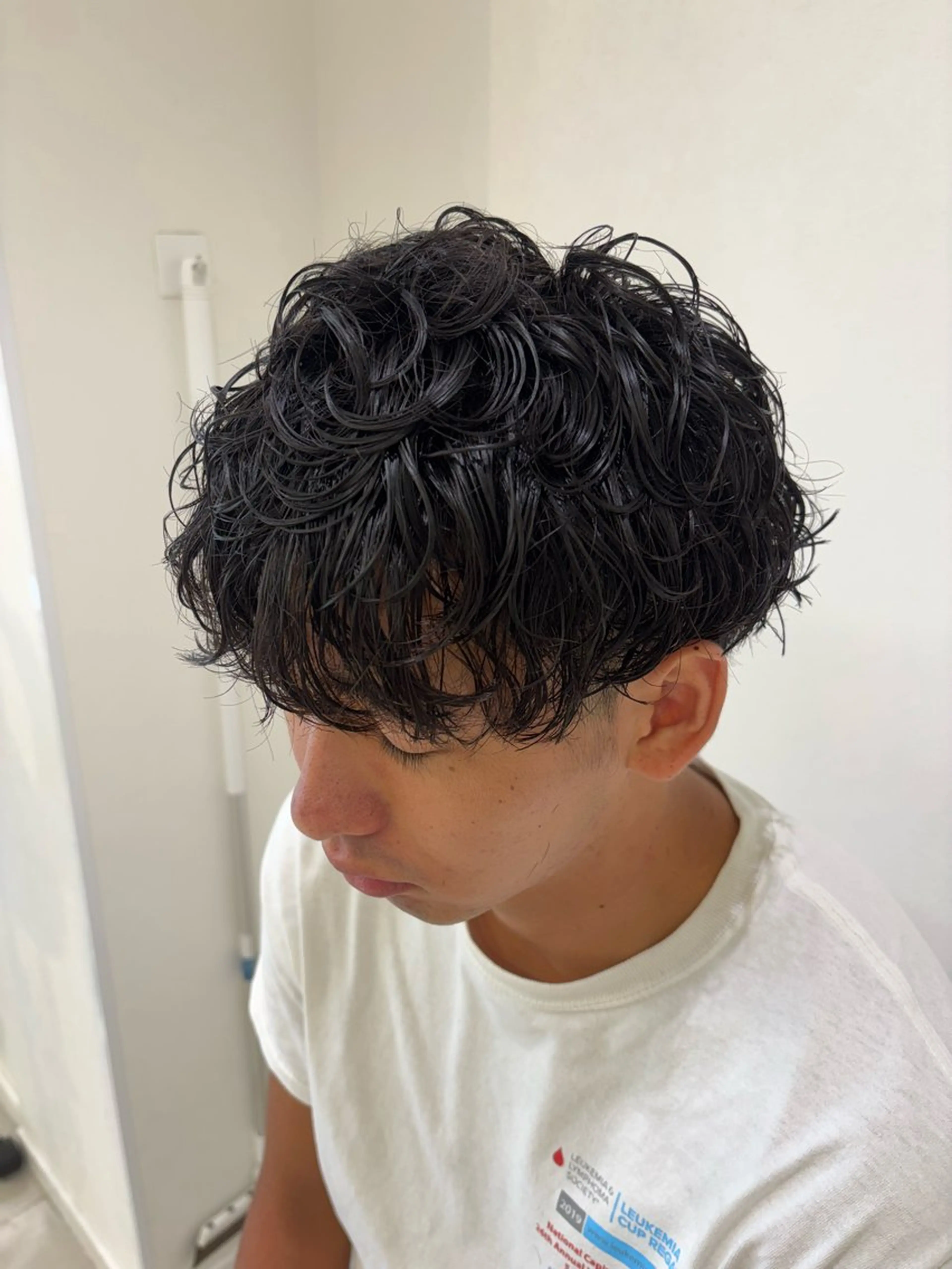 パーマ メンズ ビジネス メンズパーマ スペインカール 波巻きパーマ ニュアンスパーマ カット パーマ ニュアンスパーマ/ フェザー/マッシュのヘアスタイル