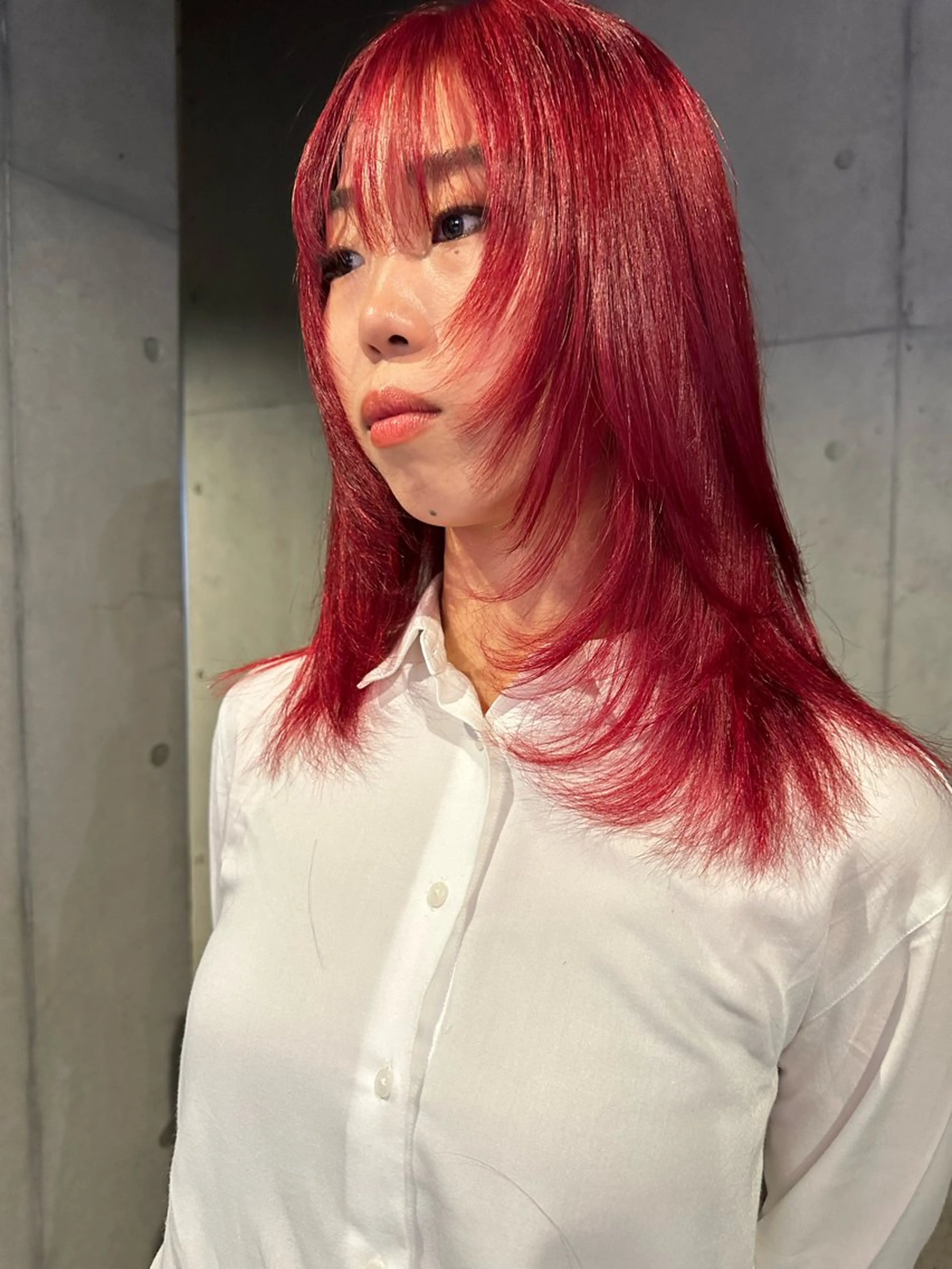ミディアム カラー レッドカラー 顔まわりレイヤー レイヤーカット カット ヘアカラー 似合わせウルフ/ レイヤー/山本祐輔のヘアスタイル