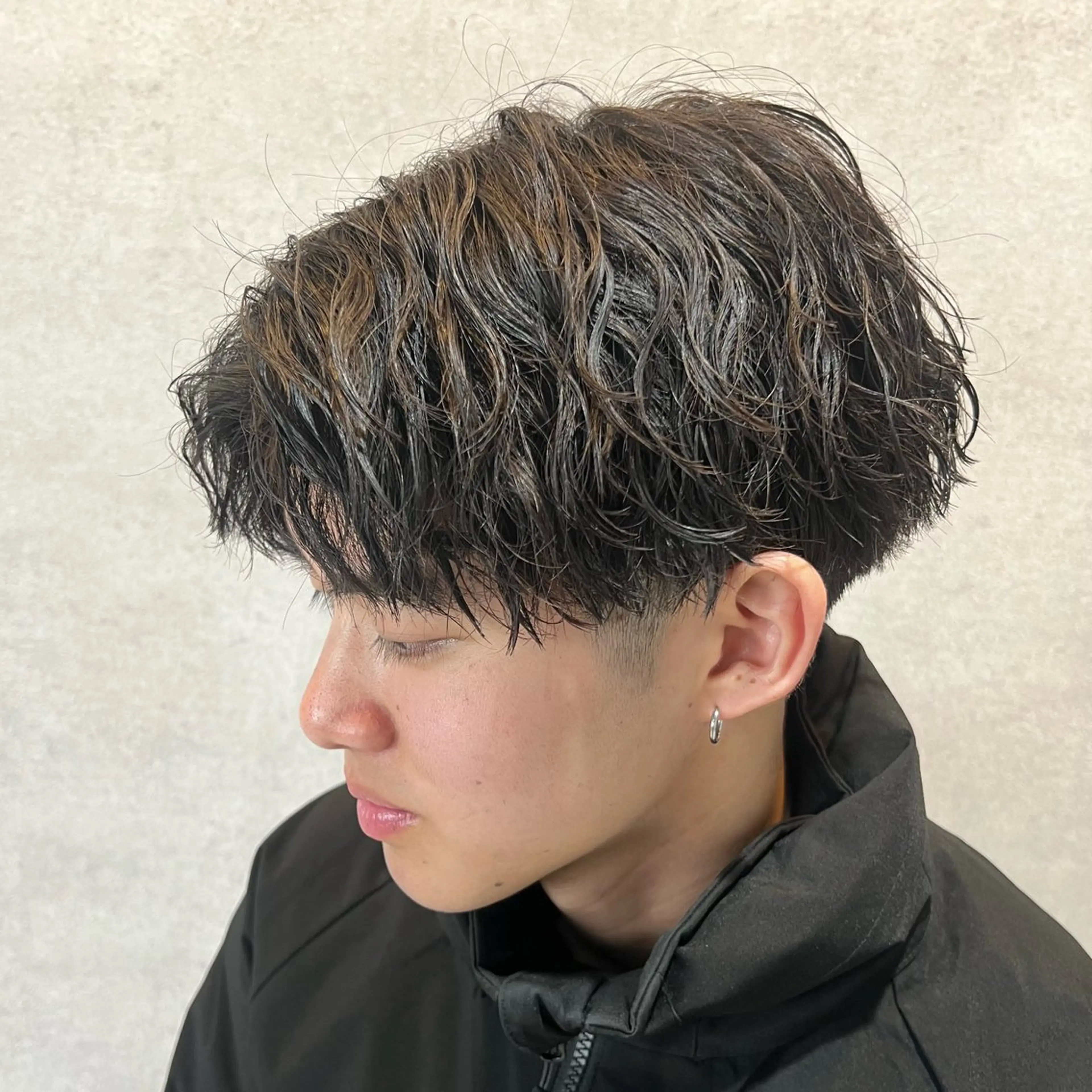 ショート カラー パーマ ヘアアレンジ メンズ センターパート メンズハイライト メンズメッシュ マッシュ メンズパーマ 仕上がり満足度No. 1🔥BLUCK🔥のヘアスタイル