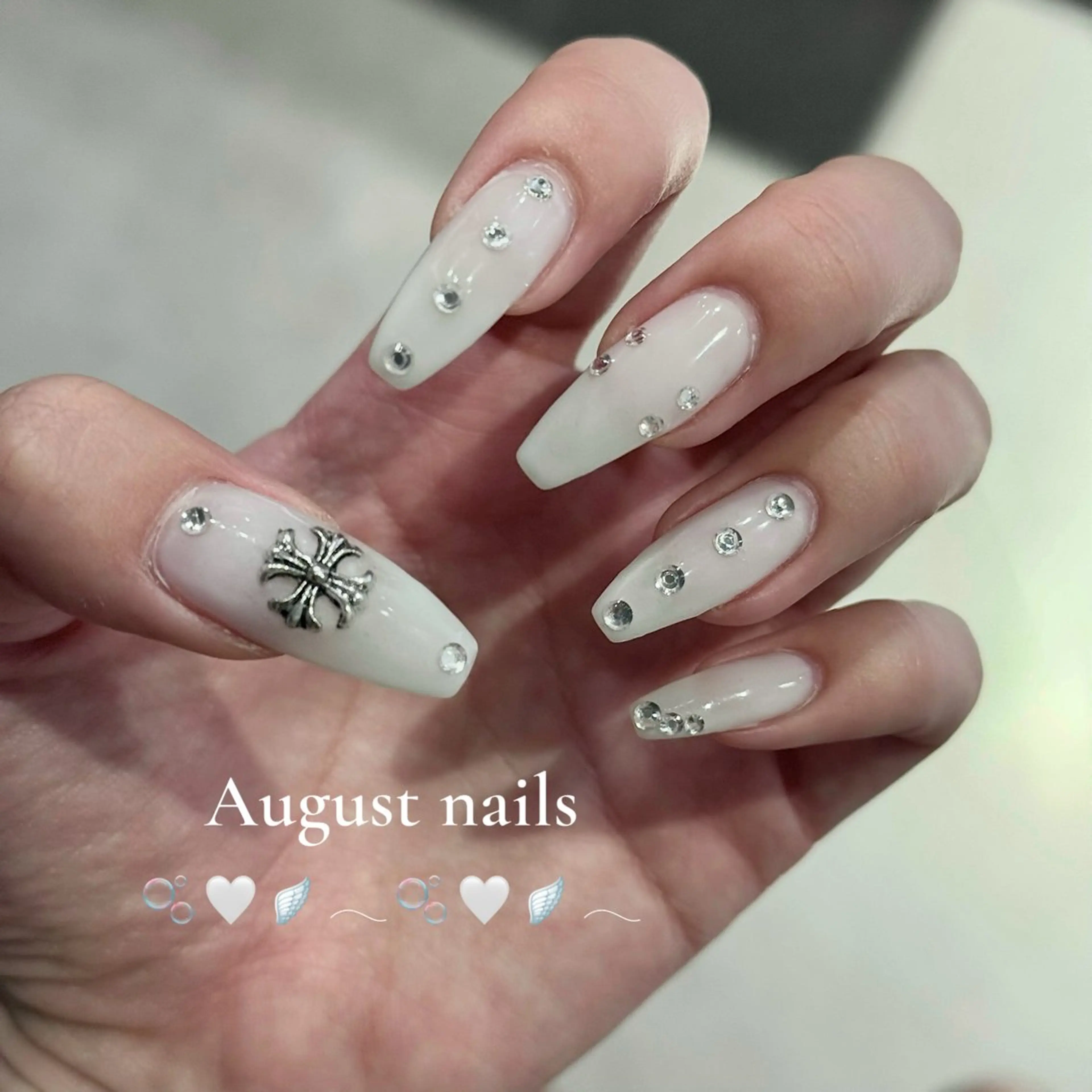 ネイル キラキラネイル ストーンネイル ホワイト ハンドネイル unnamed. Kurumiのネイルデザイン