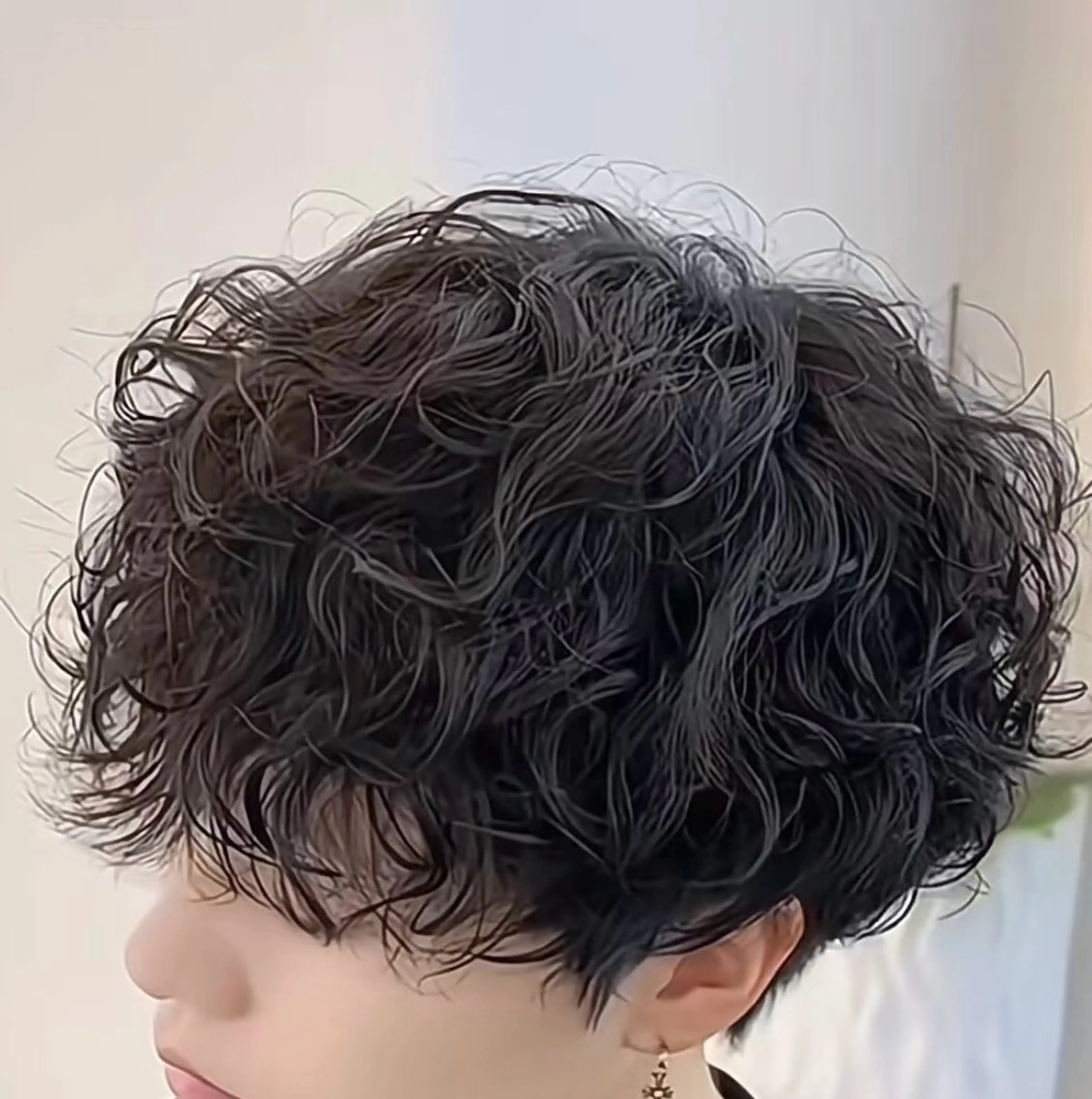 ツイストスパイラルパーマ　こんな方におすすめ！髪が動き出し　ボリュームを出しつつ、まとまりがいい　アレンジを楽しみたい人の写真