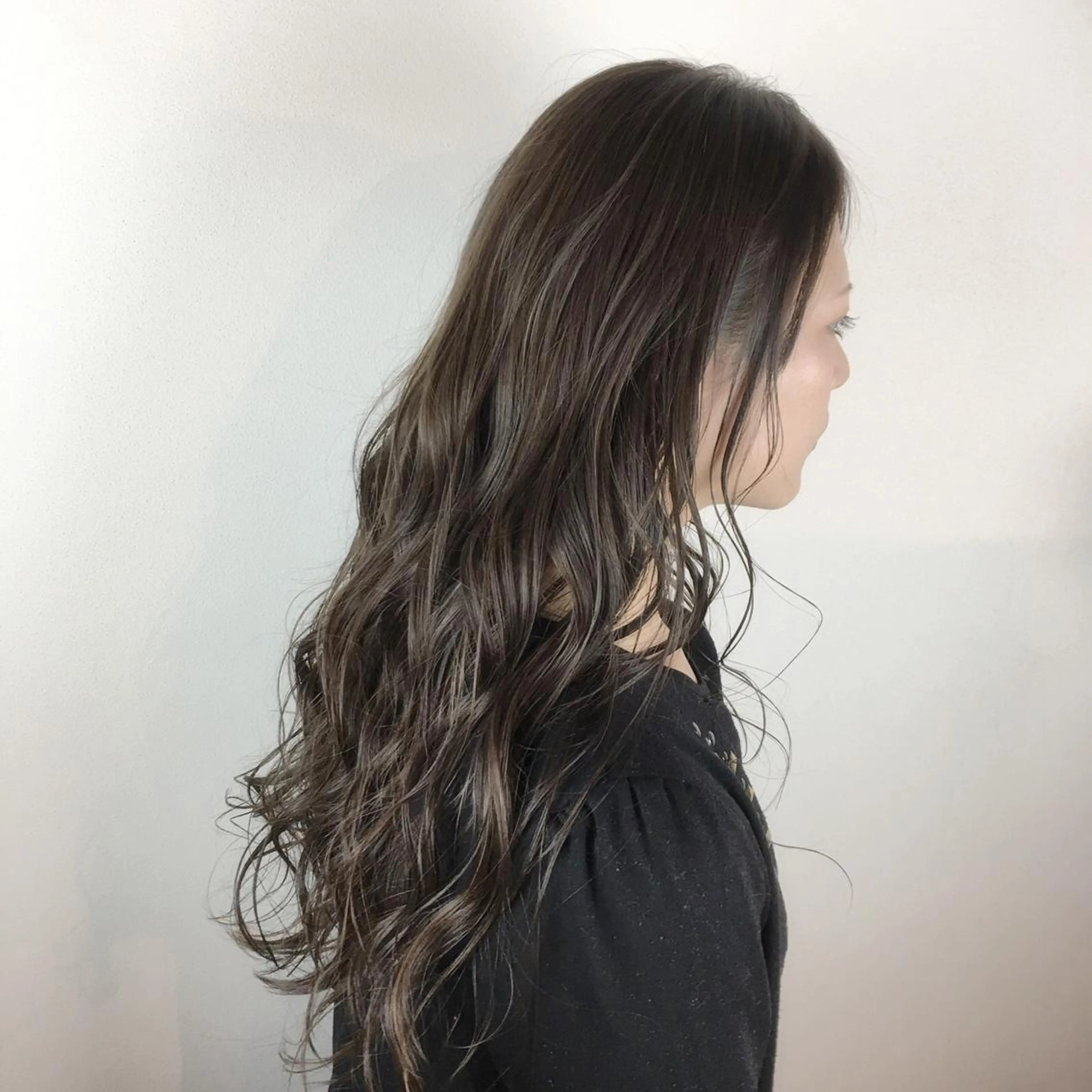 ロング カラー グレージュ ハイライトカラー カーキグレージュ ハイライト ヘアカラー トリートメント 江藤 星史のヘアスタイル