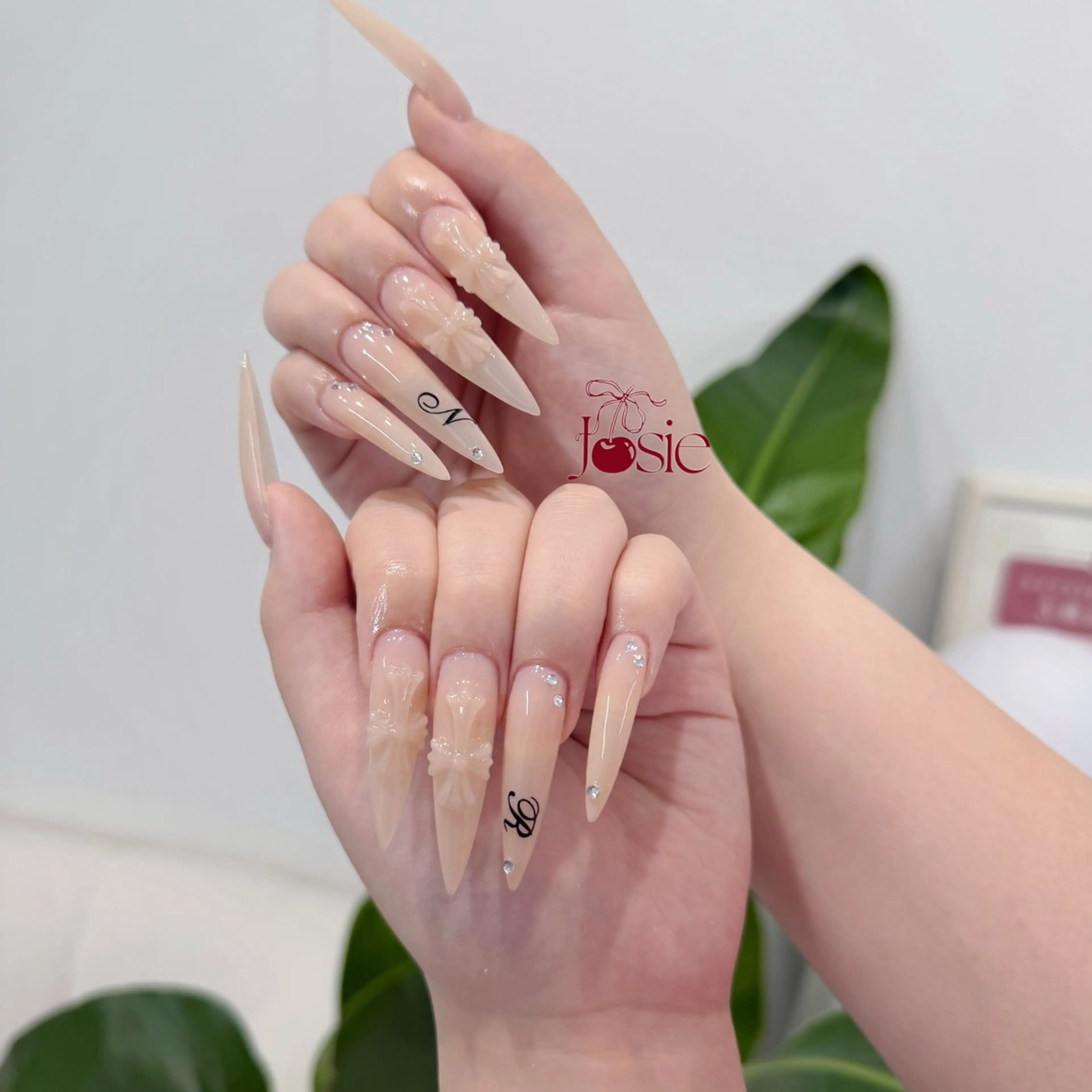 ネイル キラキラネイル 韓国ネイル ロングネイル ワンホンネイル ハンドネイル Josie nail salonのネイルデザイン