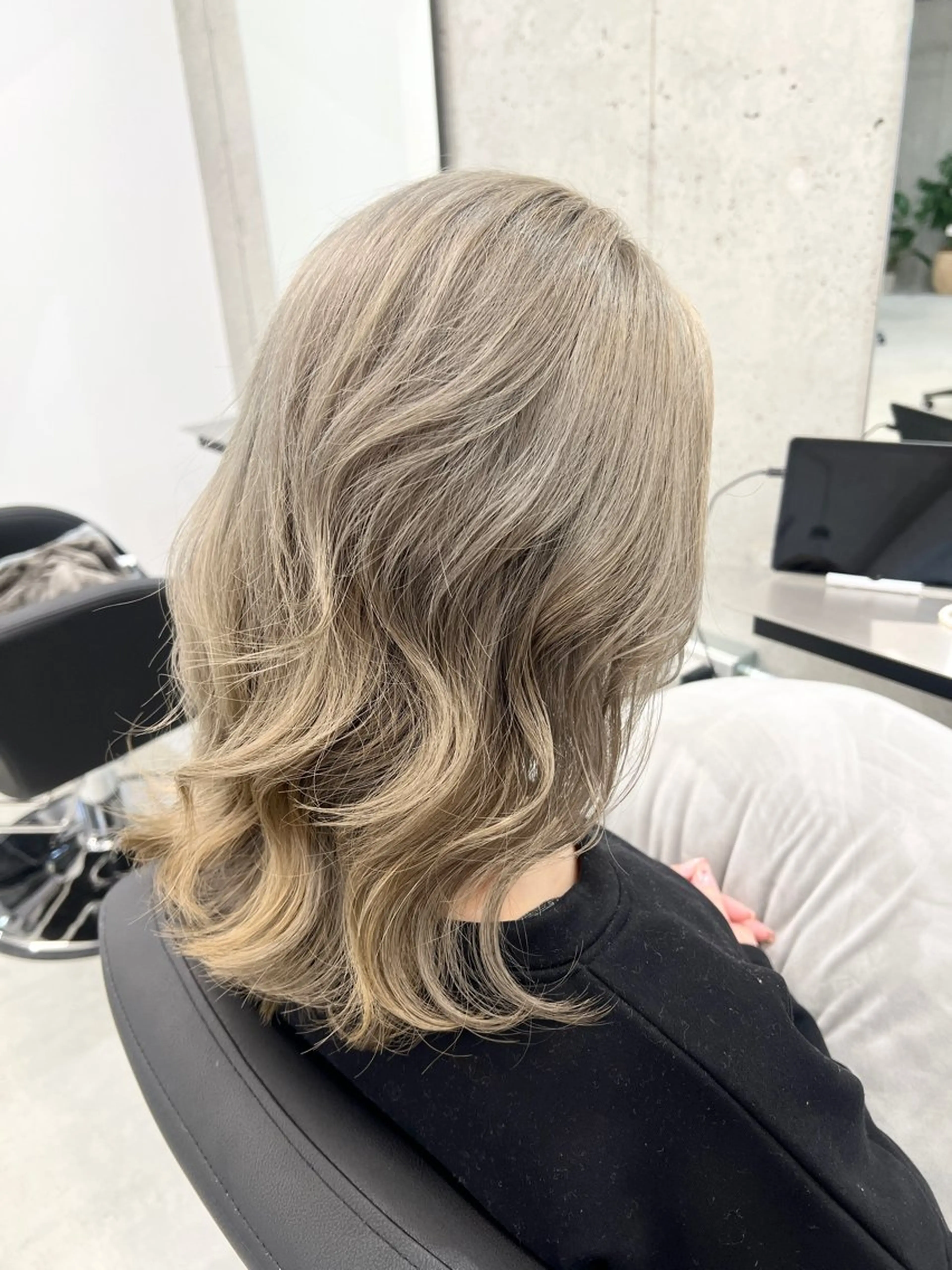 セミロング カラー ブリーチ 透明感カラー ダブルカラー くせ毛 髪質改善 ヘアカラー トリートメント 頓所 大昂のヘアスタイル