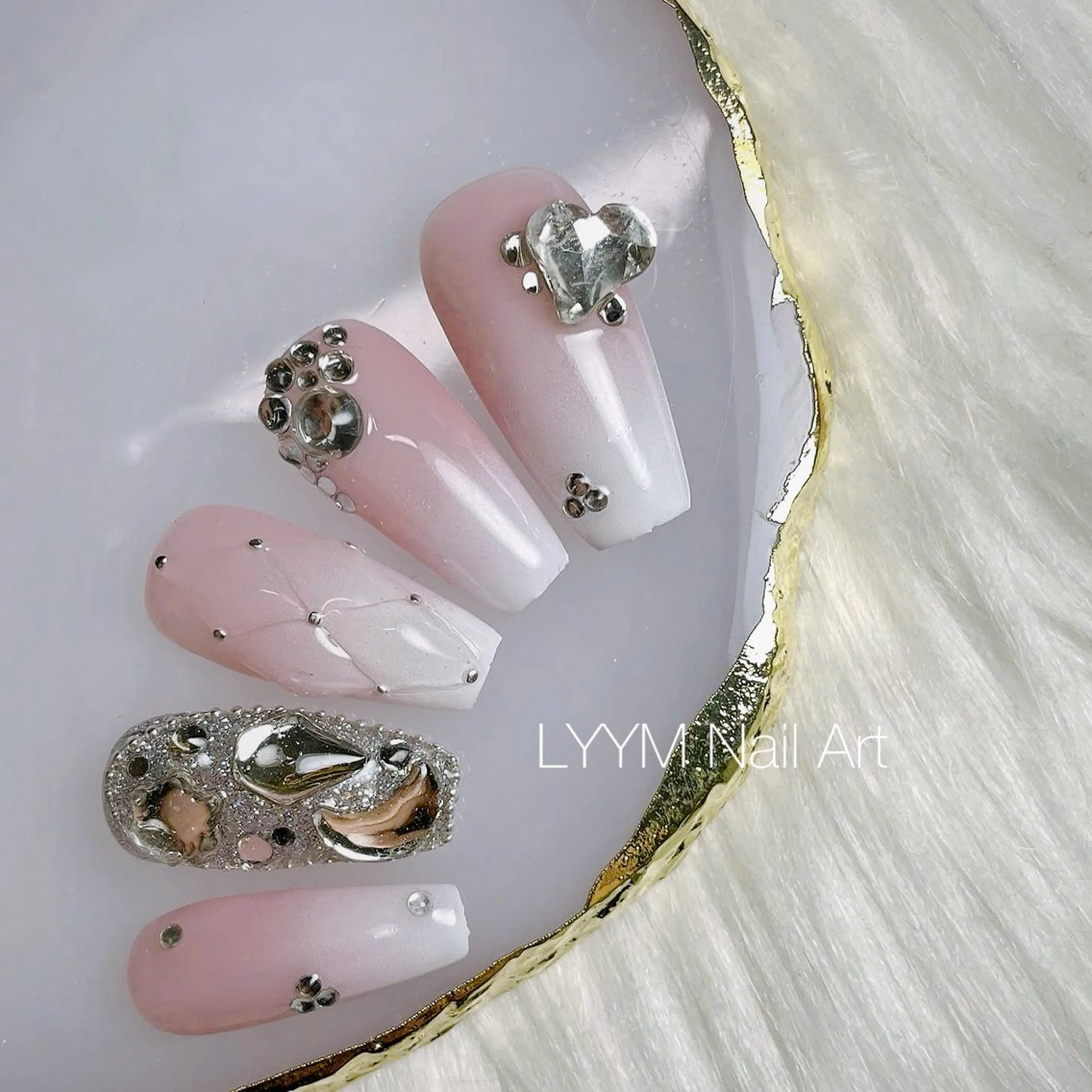 ネイル キラキラネイル ピンク LYYM Salonのネイルデザイン