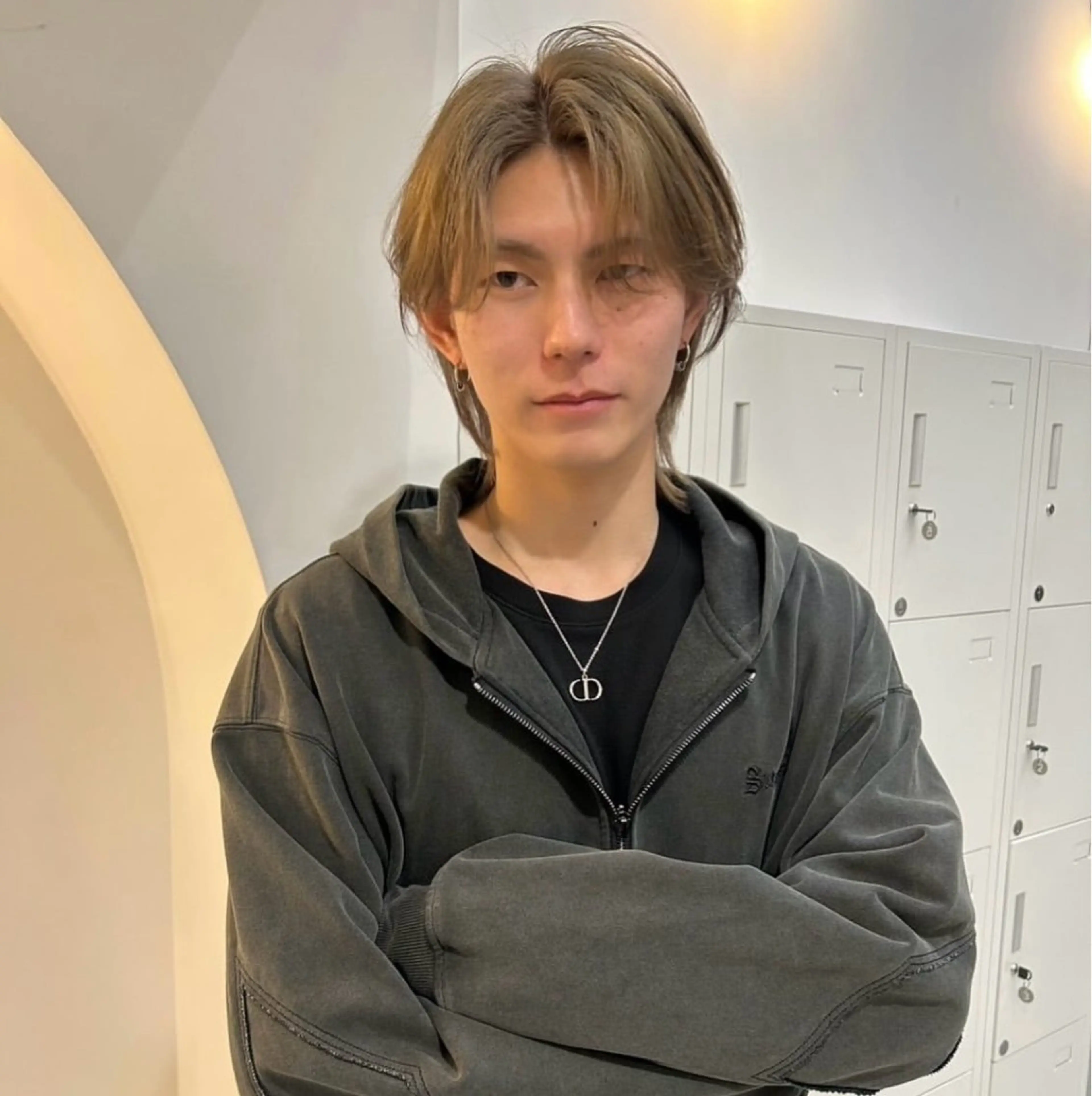 ミディアム メンズ ミディアムパーマ フェザーパーマ メンズパーマ メンズツイストパーマ 波巻きパーマ 網谷 萌夏のヘアスタイル