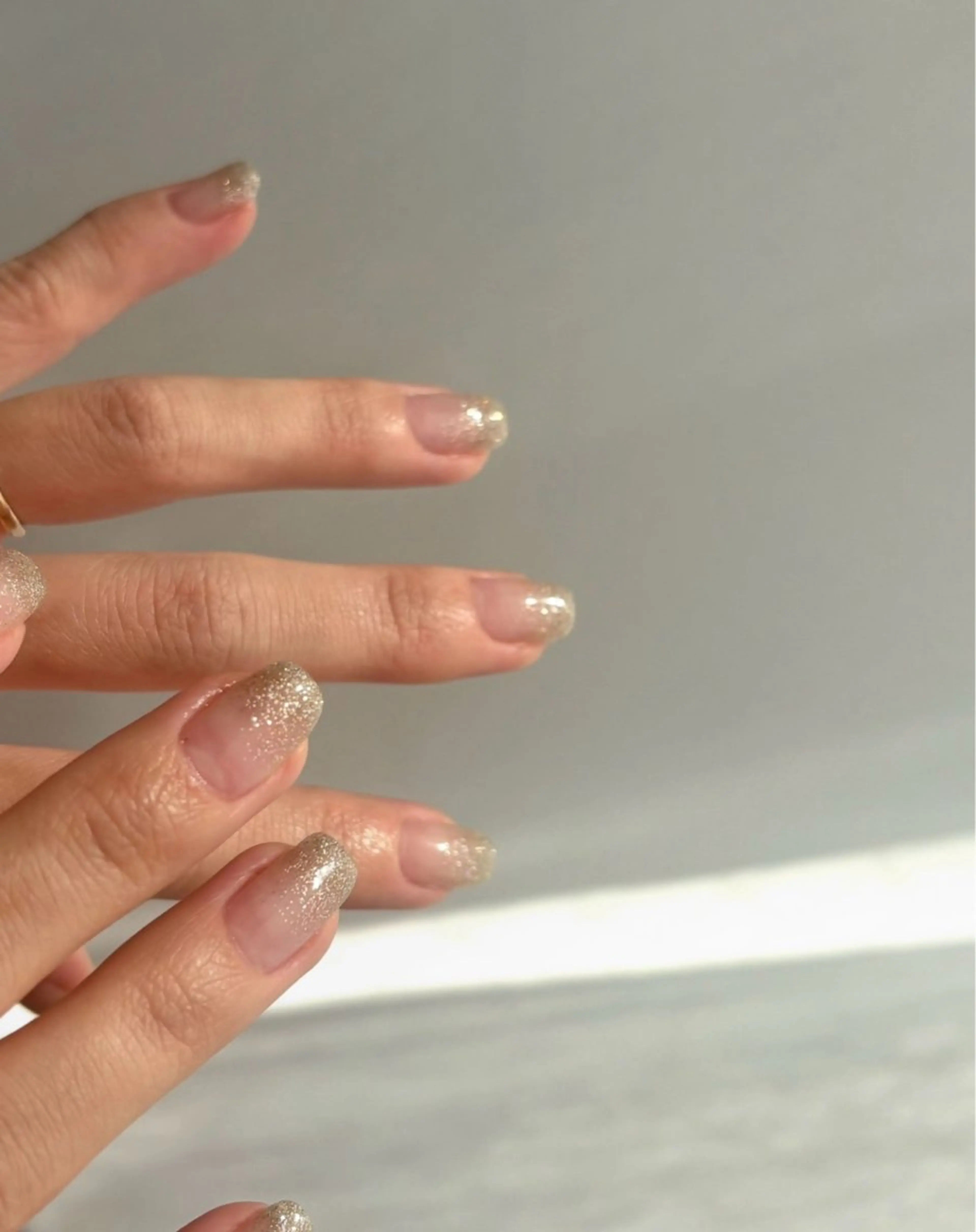 ネイル グラデーション ラメ(グリッター) シルバー シンプルネイル ハンドネイル フットネイル ハンドケア Elio 国泰寺のネイルデザイン