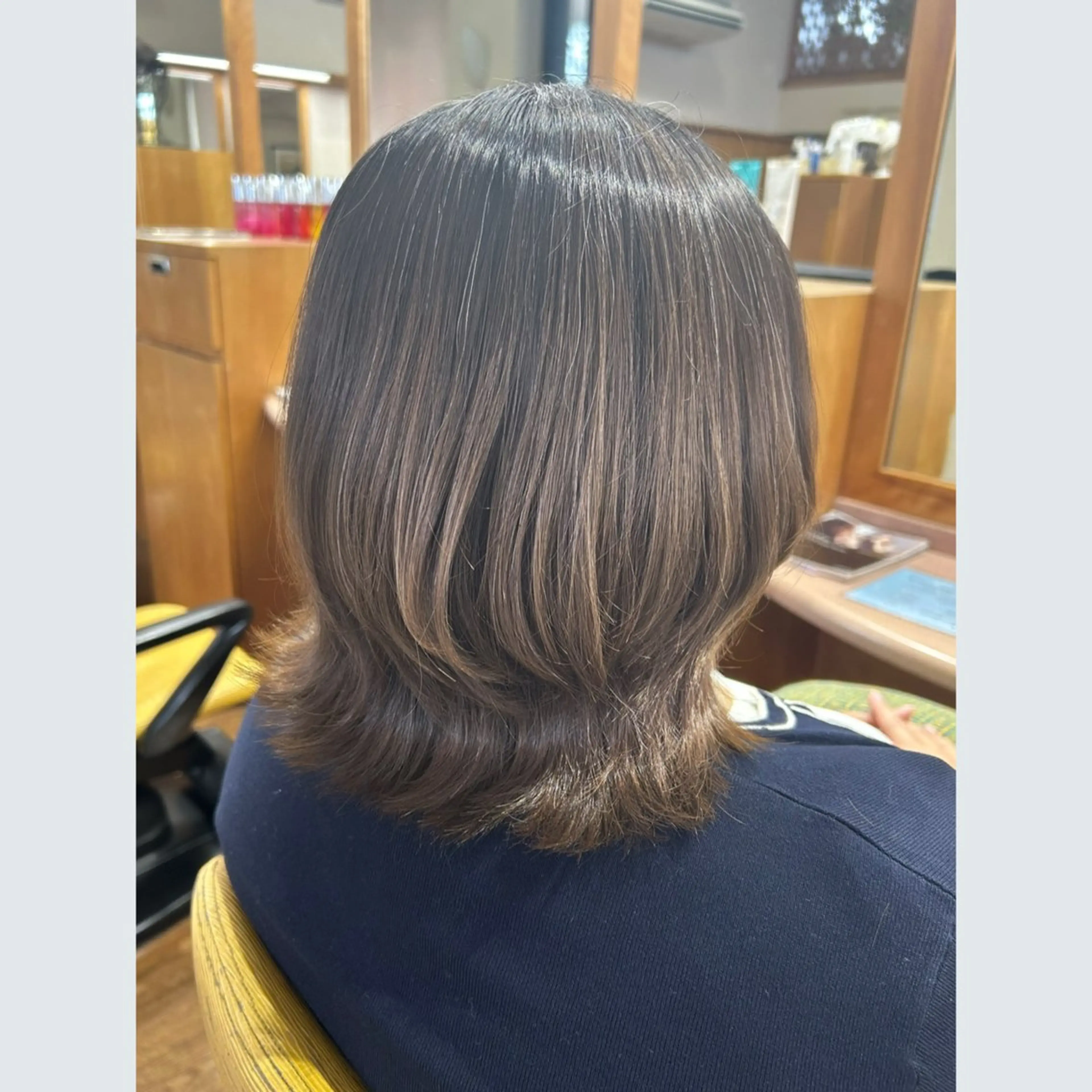 ミディアム くびれヘア 小顔カット カット ヘアカラー 小野 汐里のヘアスタイル
