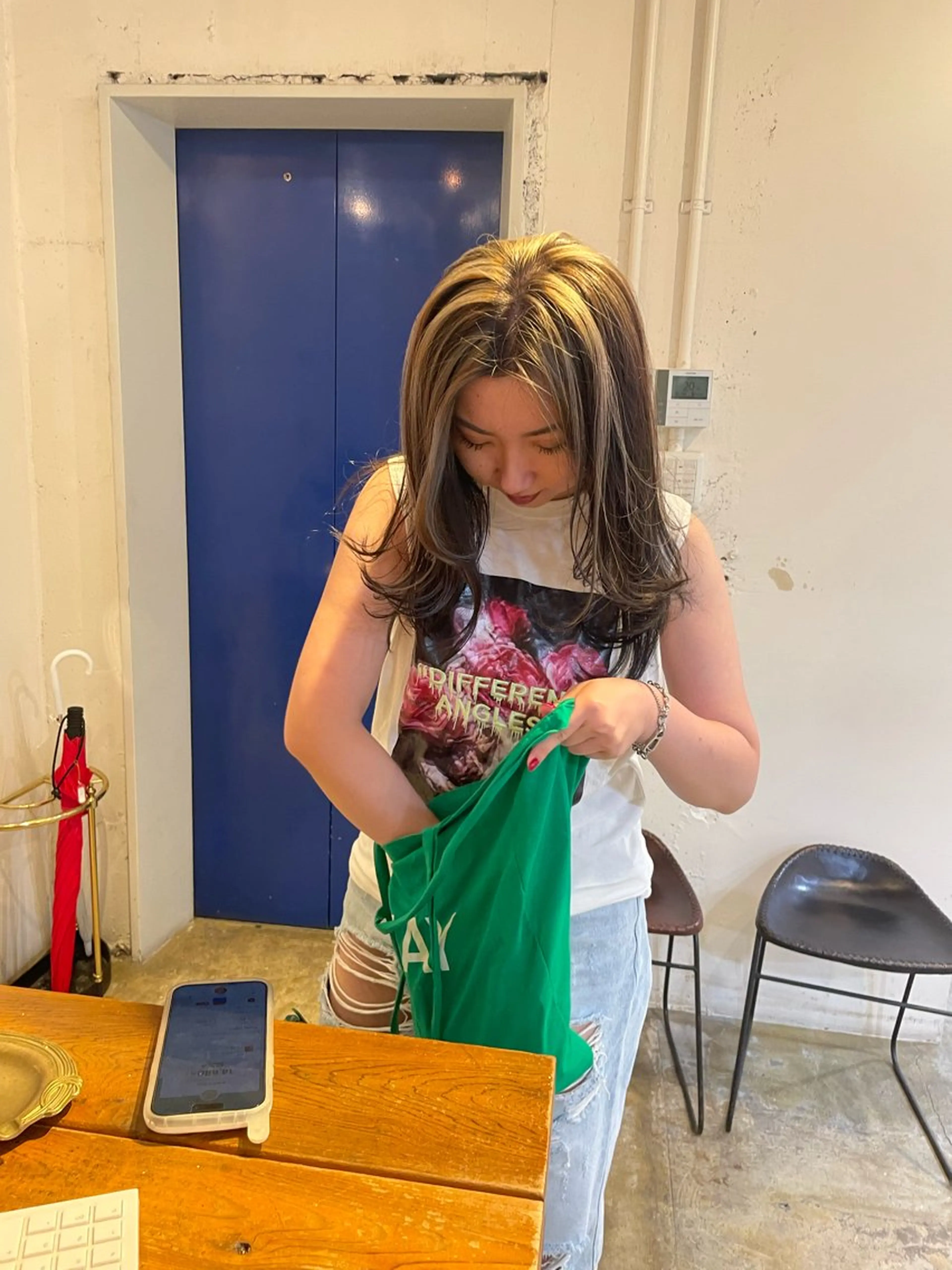 セミロング カラー ブリーチ カット ヘアカラー トリートメント MIOベージュカラー 柔らかいカラーのヘアスタイル