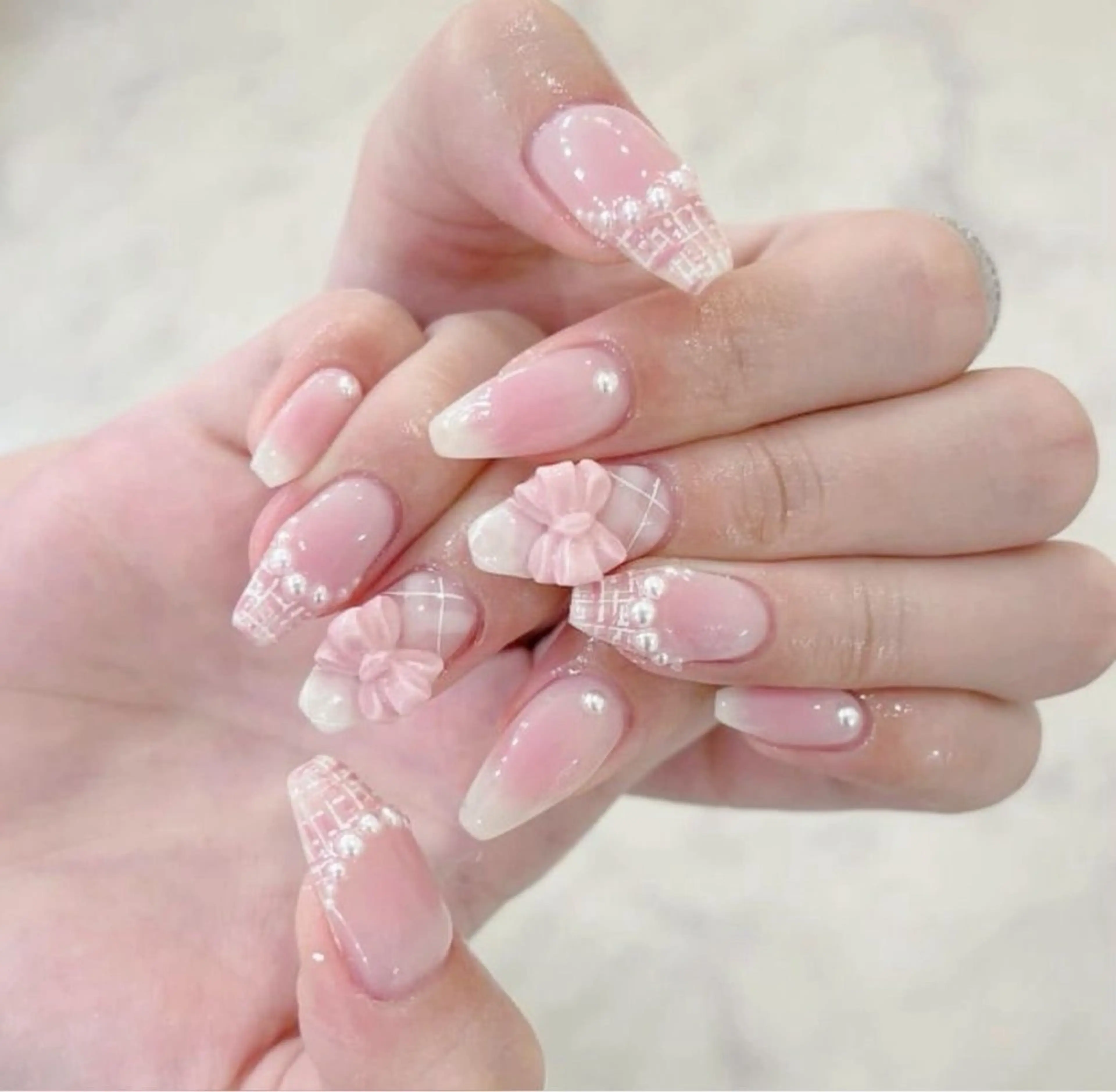 ネイル マグネットネイル ピンク ネイルチップ 冬ネイル クリスマス ハンドネイル Lee Nailsのネイルデザイン