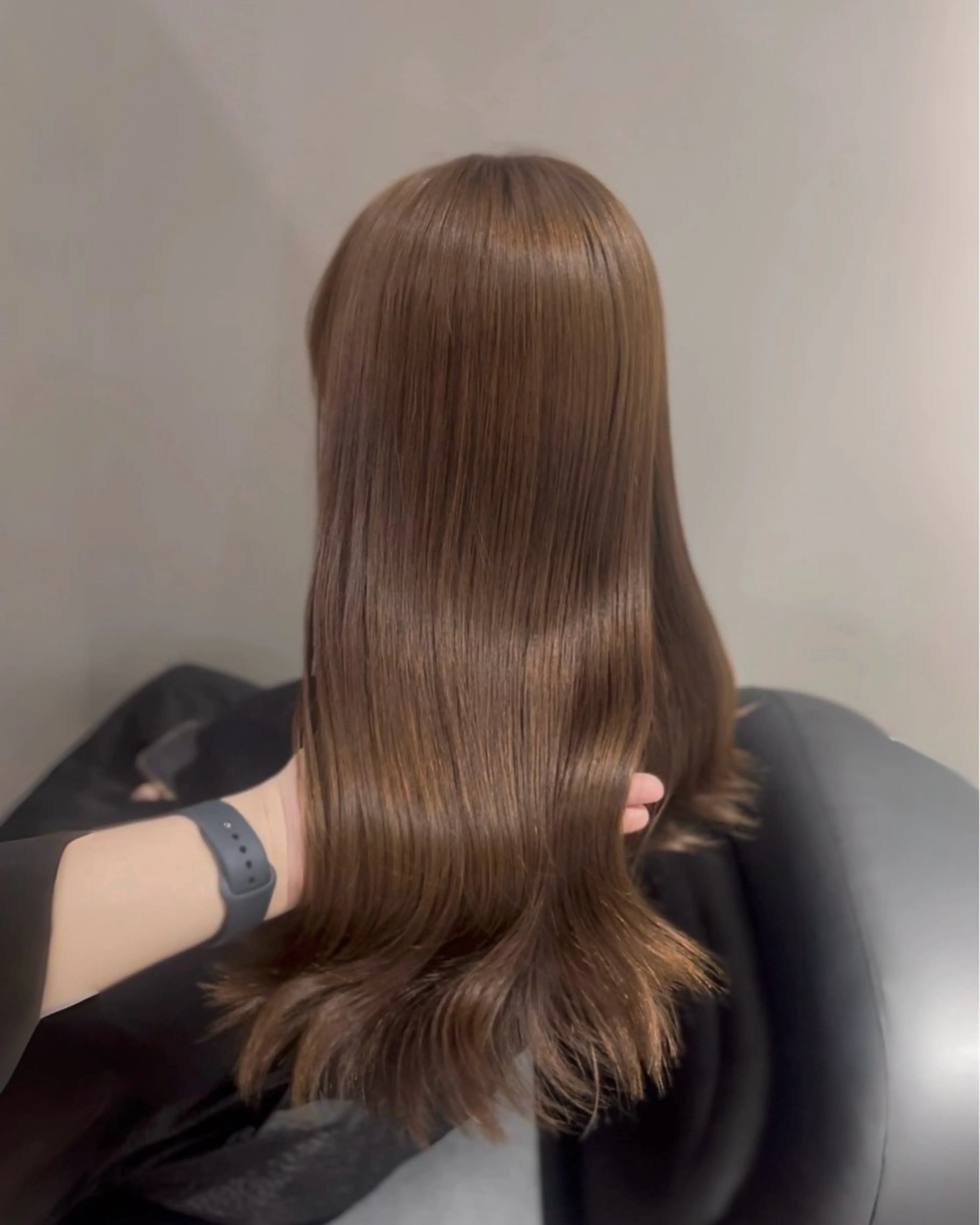 ロング カラー パーマ アッシュ アッシュグレー アッシュグレージュ ベージュカラー ブリーチ カット ヘアカラー トリートメント akira｜ 透明感ベージュ｜梅田のヘアスタイル